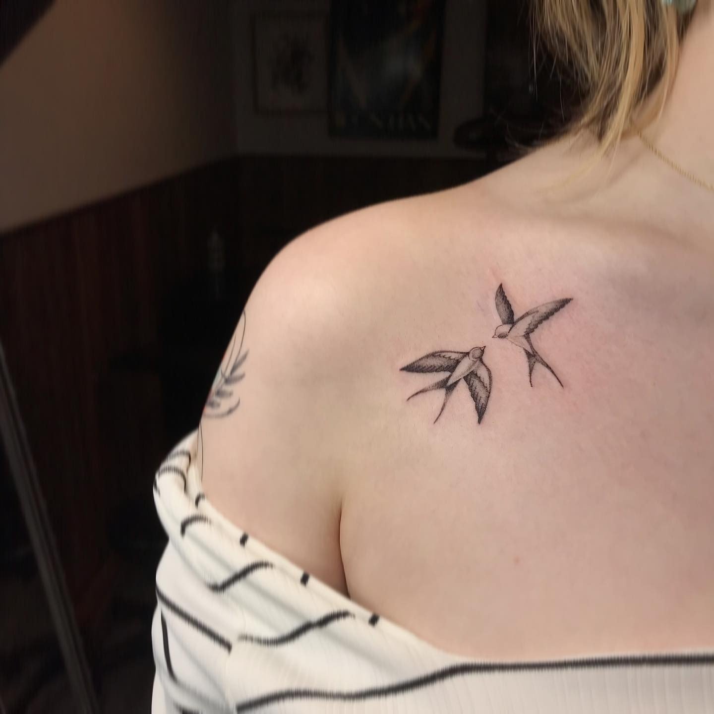 Diseño de tatuaje de dos pájaros en la clavícula