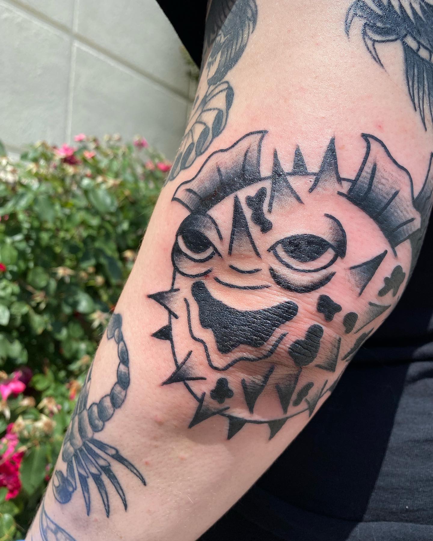 Divertido y muy chulo tatuaje en el codo