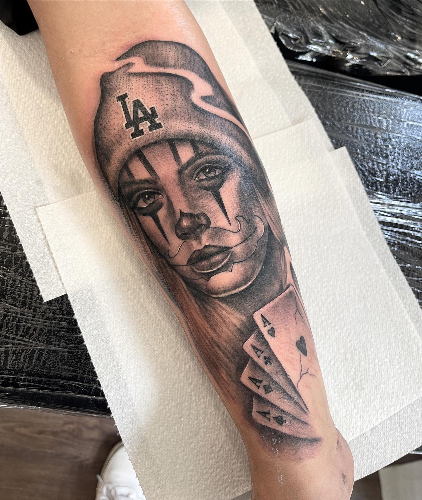 Elegante tatuaje chicano de tinta negra.