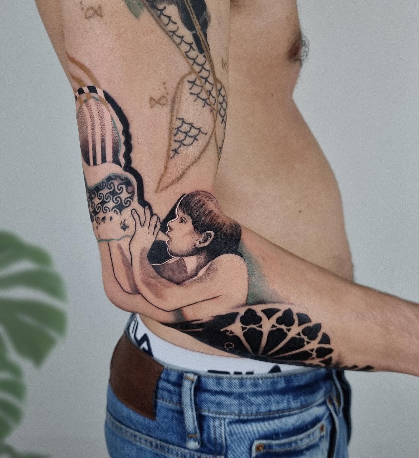 Estiloso y Divertido Tatuaje de Tinta Negra en el Codo
