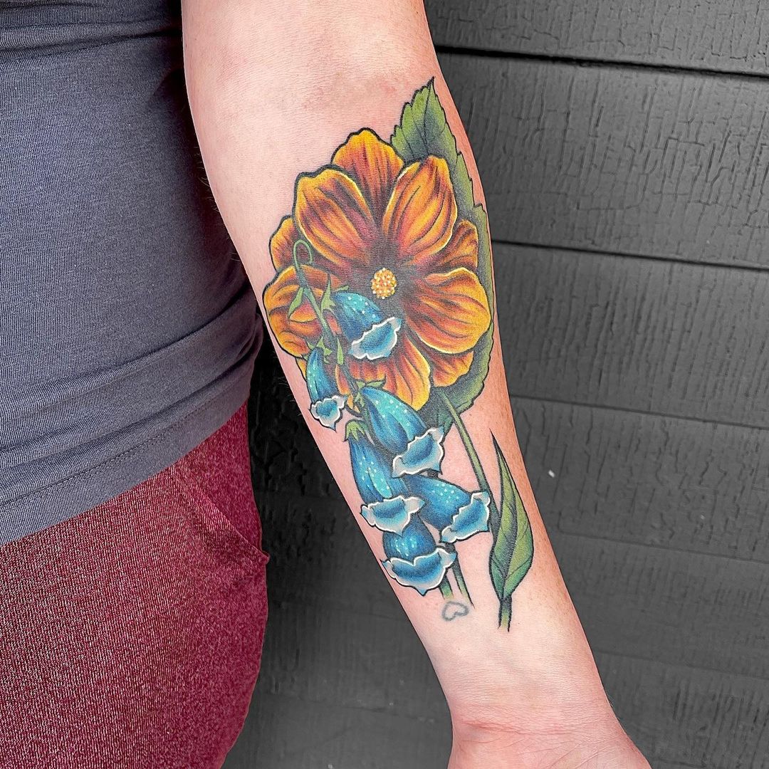 Flores bonitas en el antebrazo.