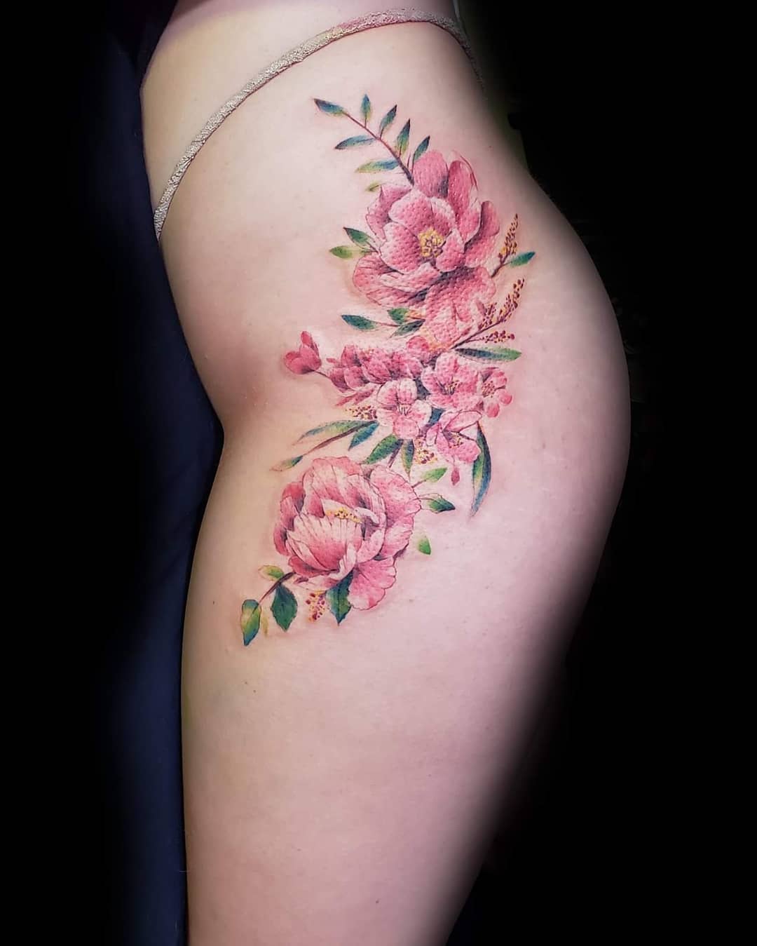Gran Tatuaje en el Muslo Lateral