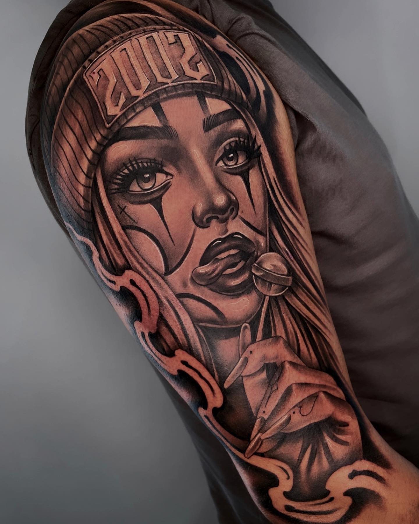 Hombro grande y negro tatuaje chicano