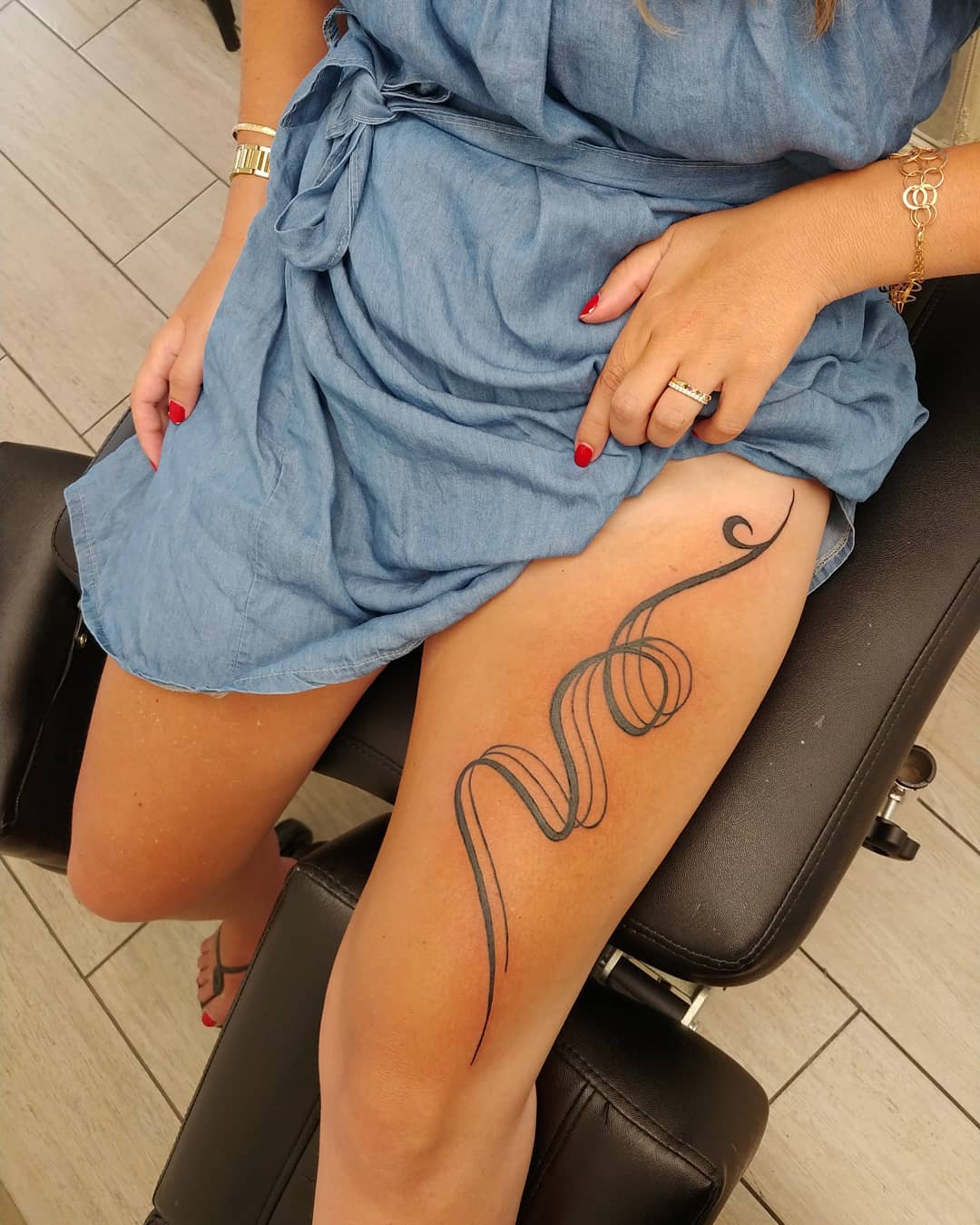 Idea de tatuaje en el muslo pequeño