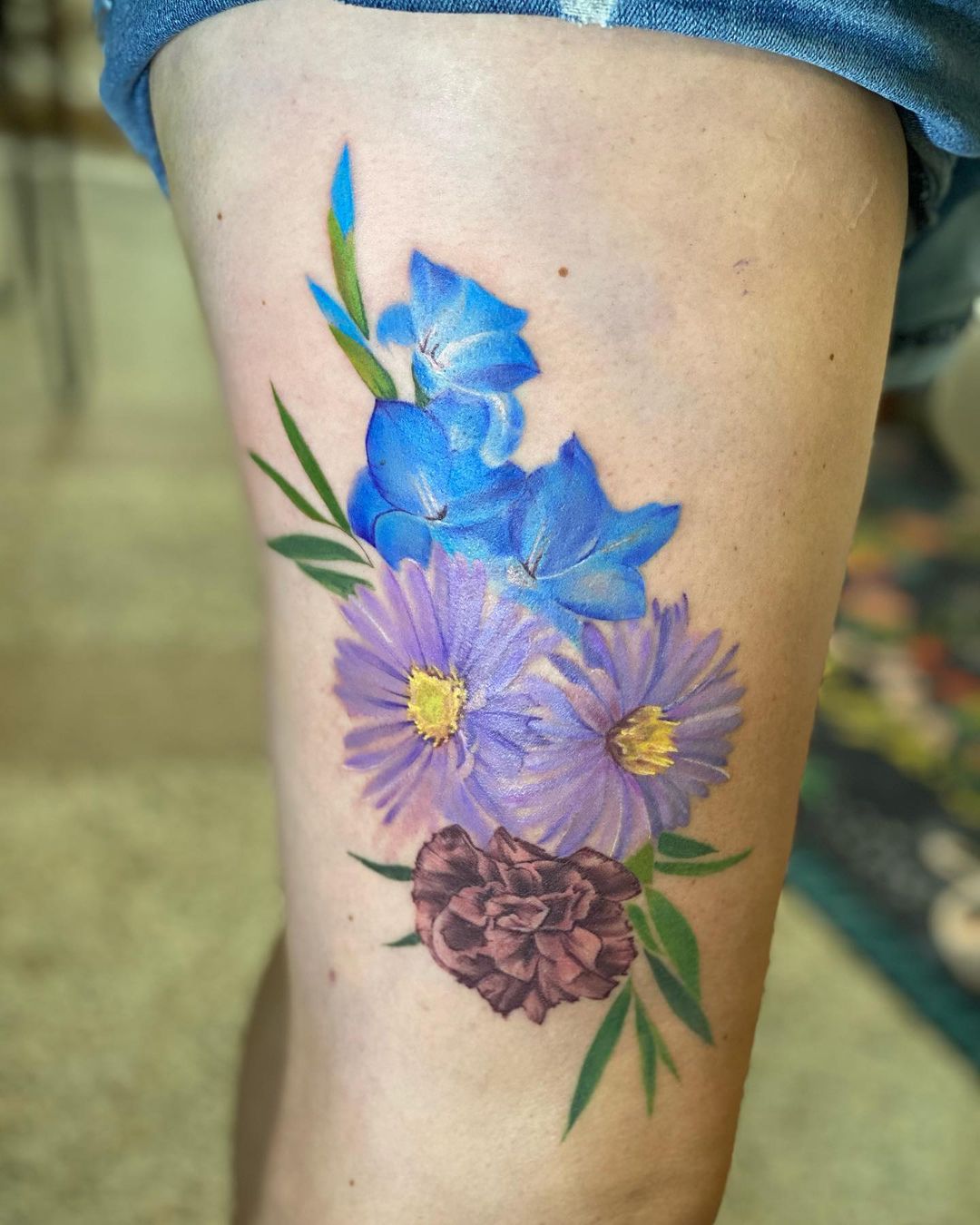 Impresión de flor colorida en los muslos