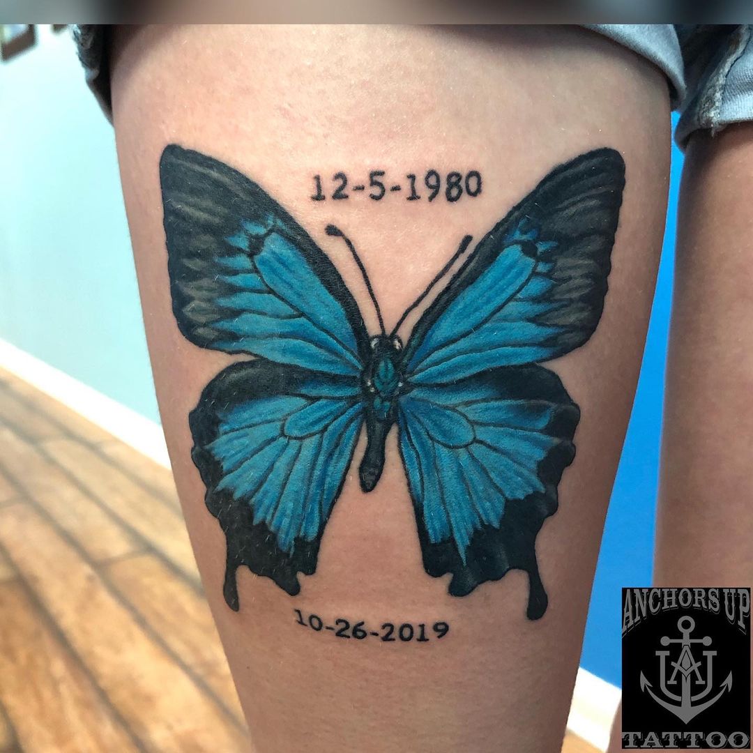 Impresión del muslo de la mariposa grande y azul.