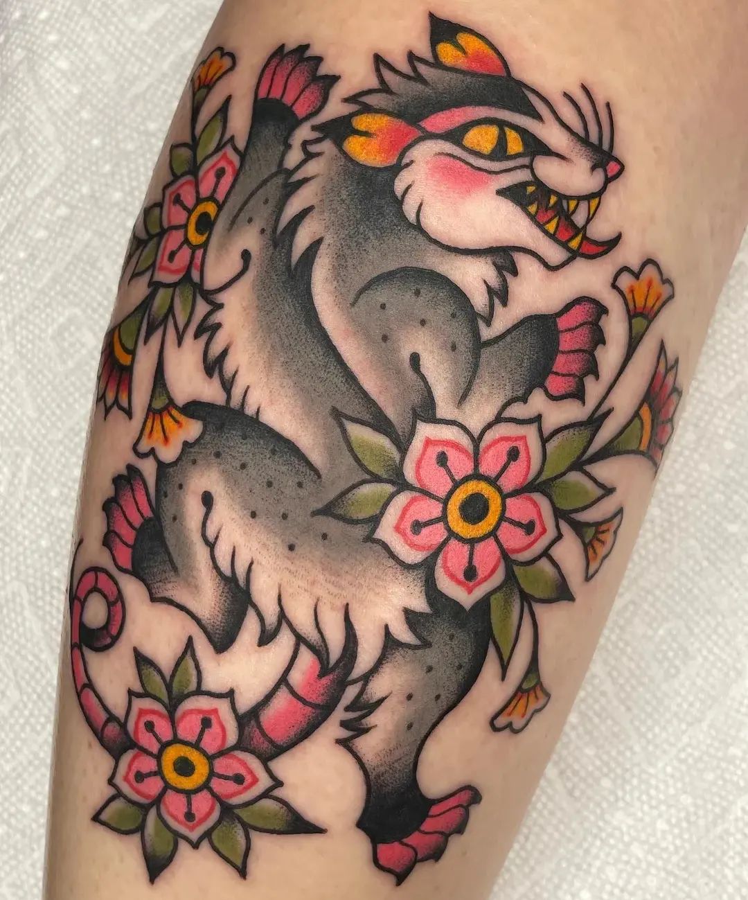 Lindo tatuaje de pantera en el muslo.
