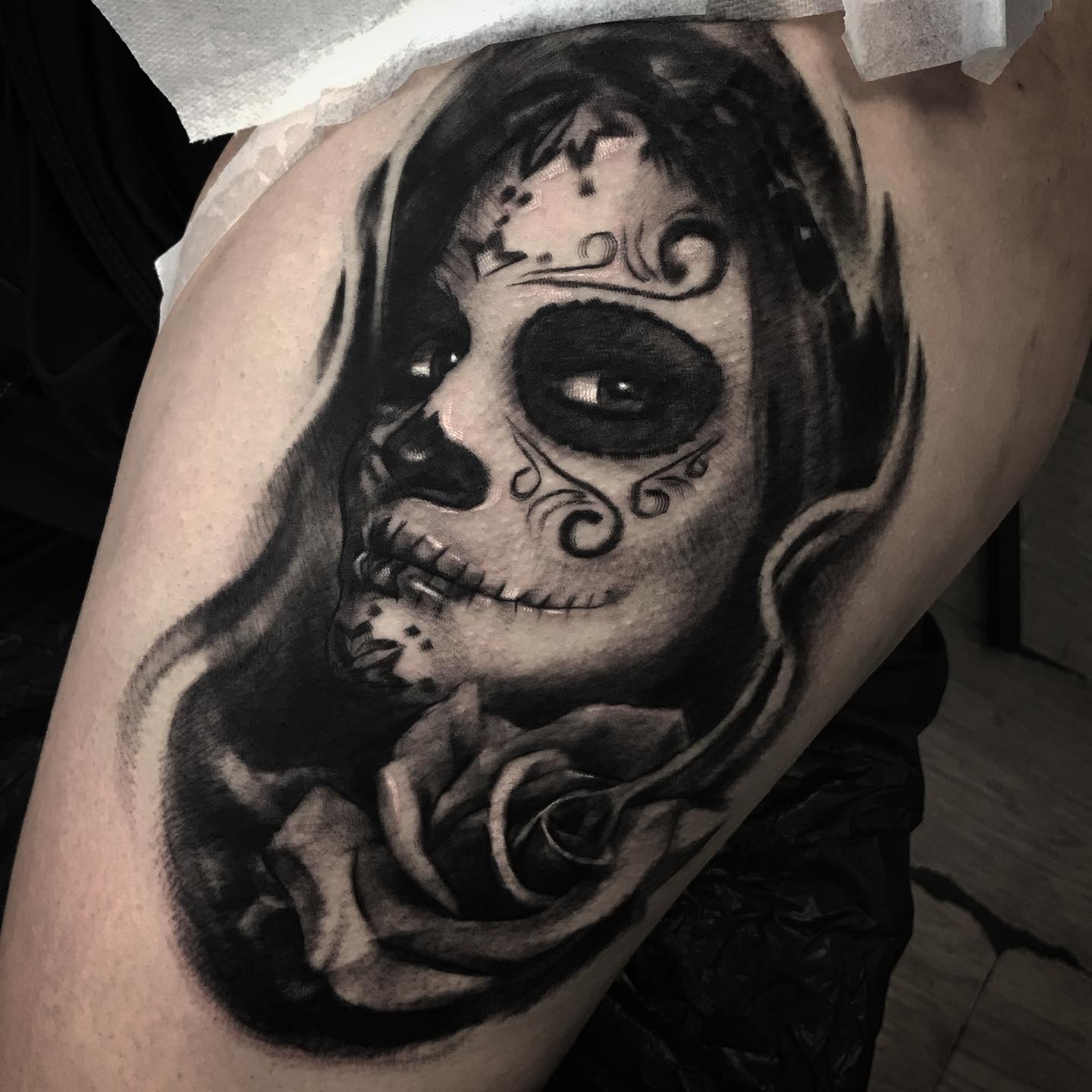 Muslo grande negro tatuaje Chicano.