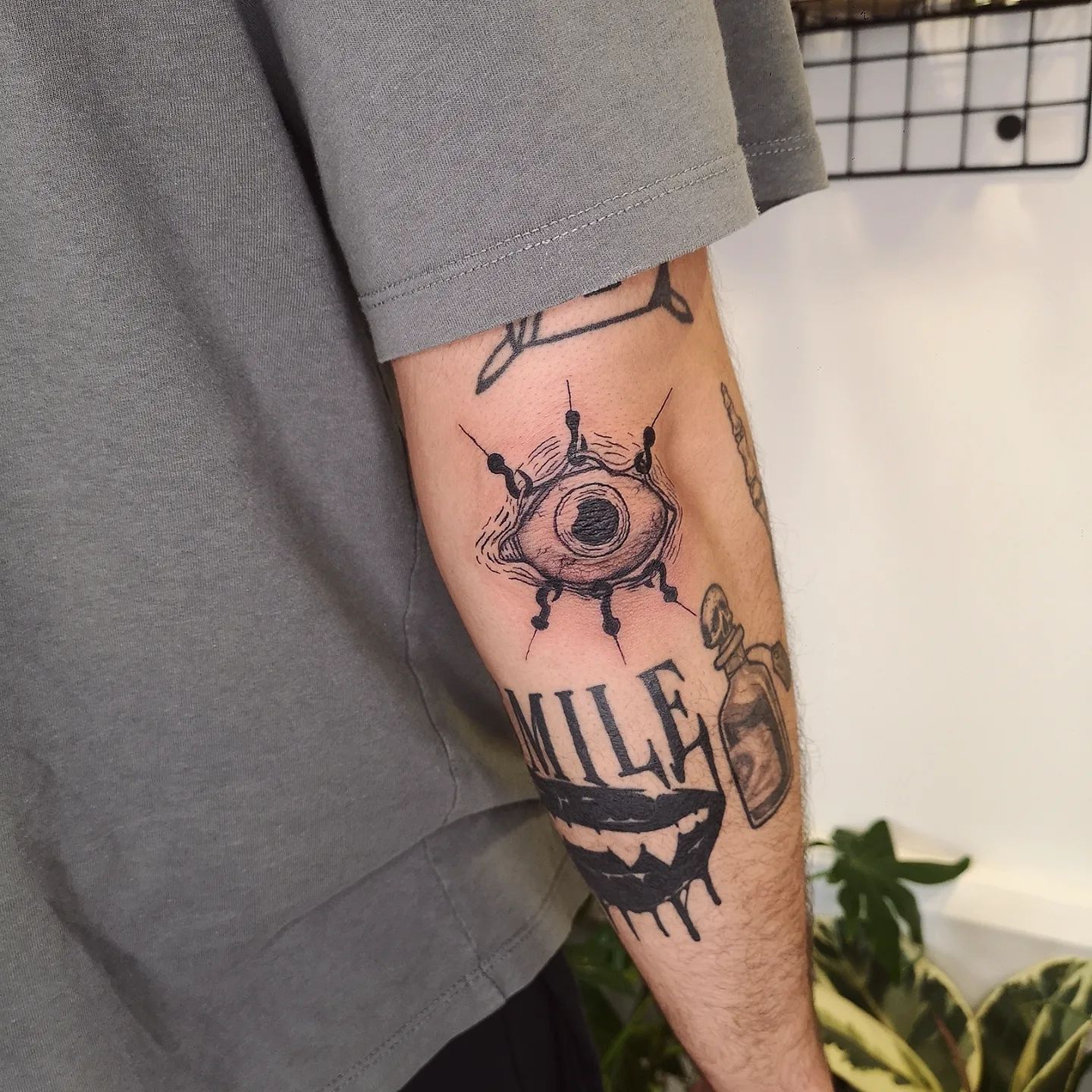 Ojo Tinta Negra Tatuaje de Codo