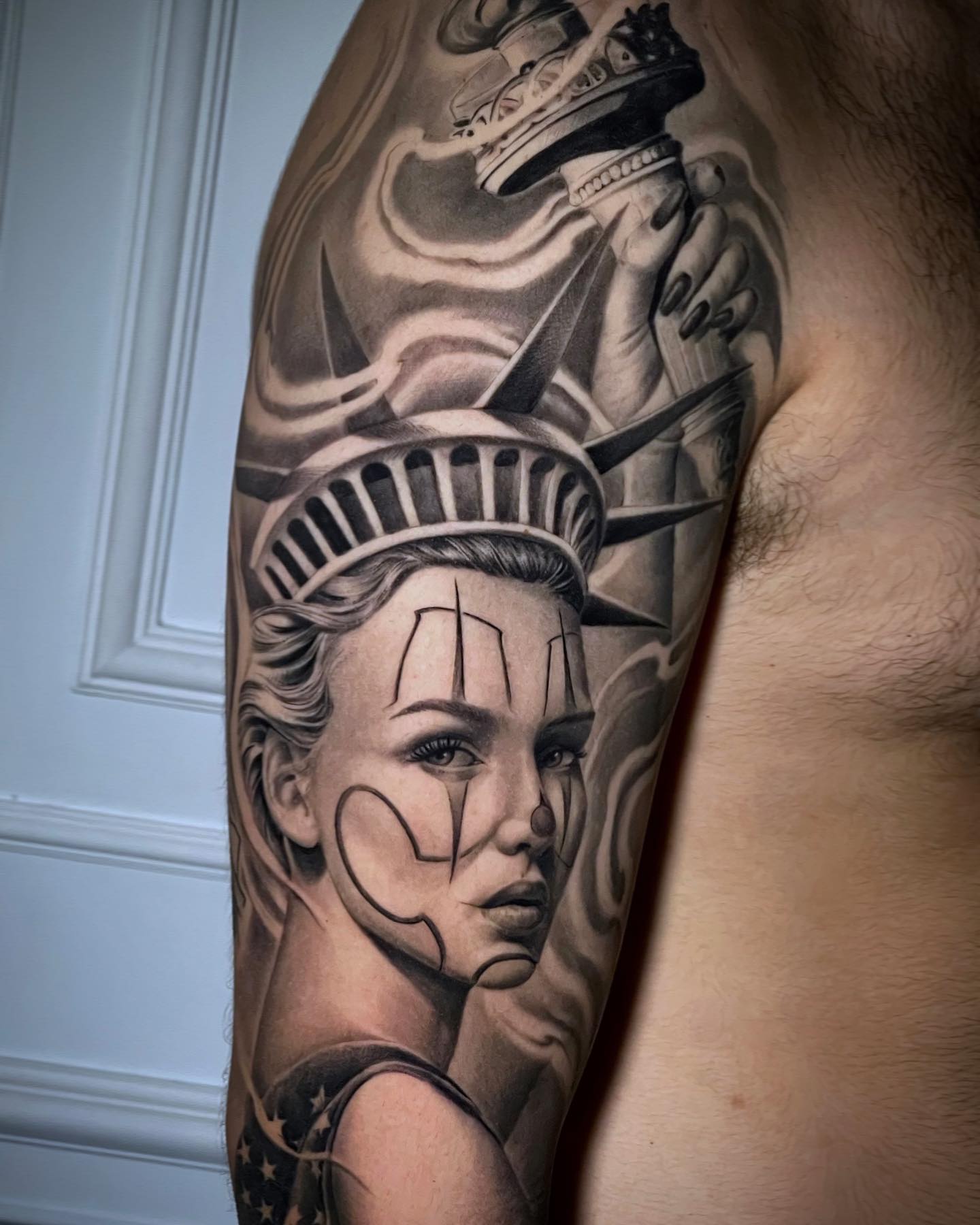 Tatuaje chicano con hombro grande.