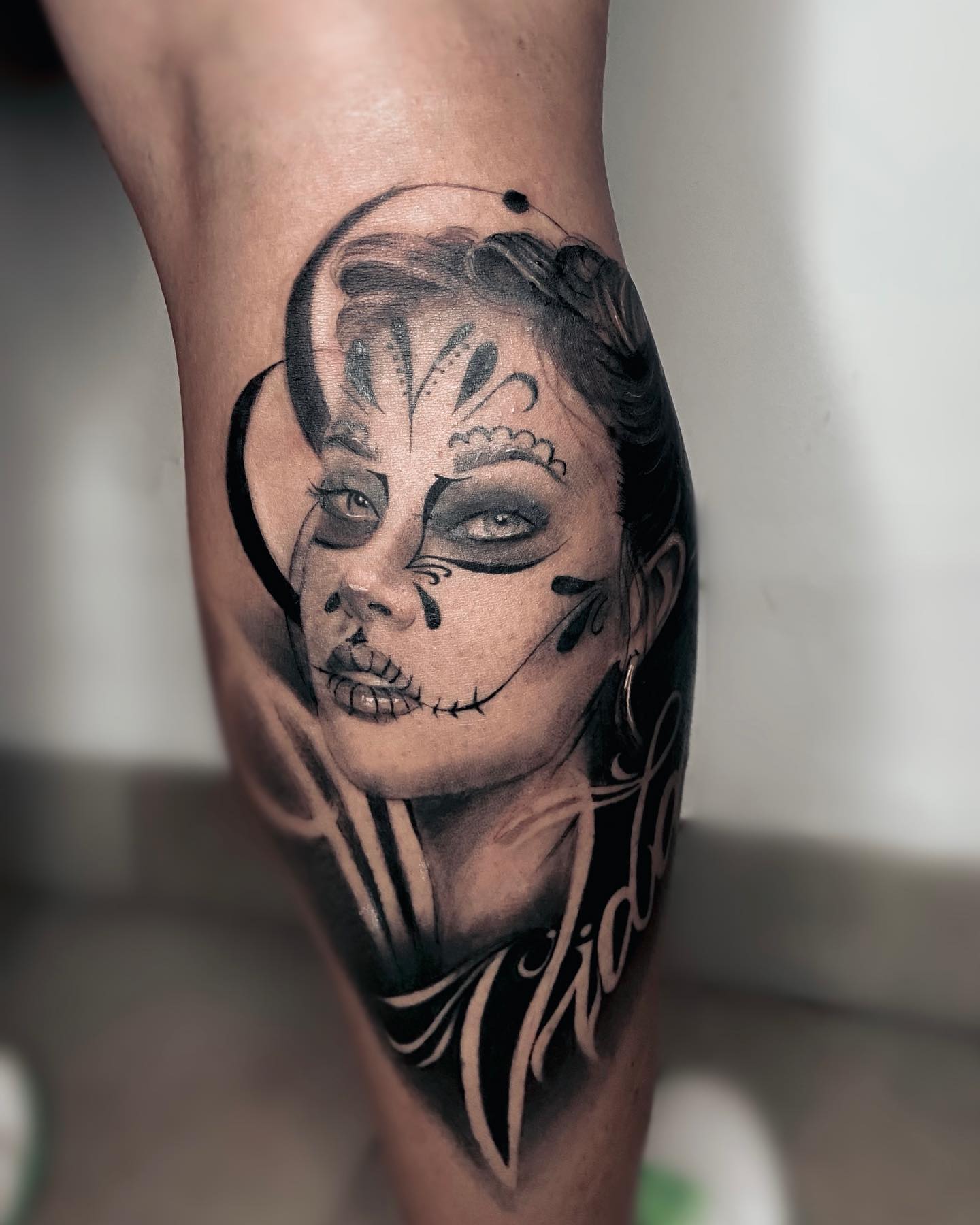 Tatuaje chicano de diseño de ternero