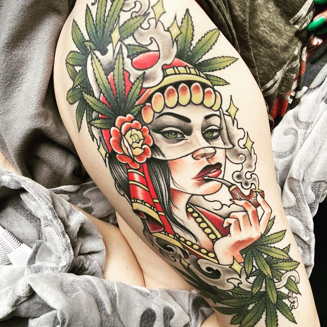 Tatuaje colorido y brillante en el muslo