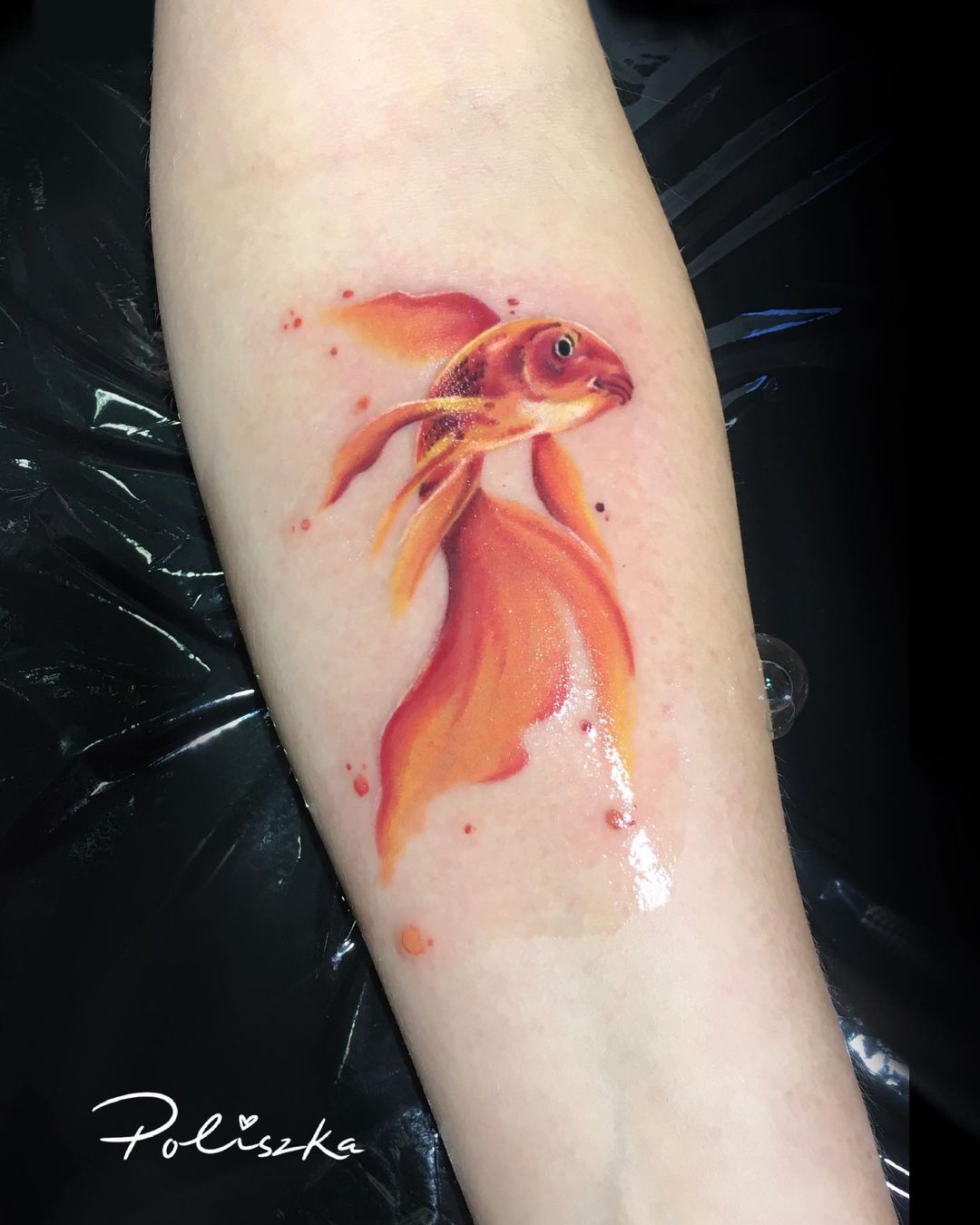 Tatuaje de antebrazo de pez Koi