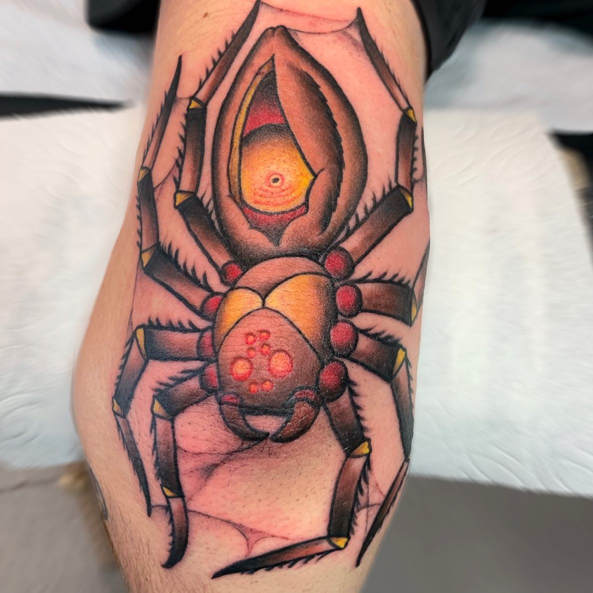 Tatuaje de araña en el codo