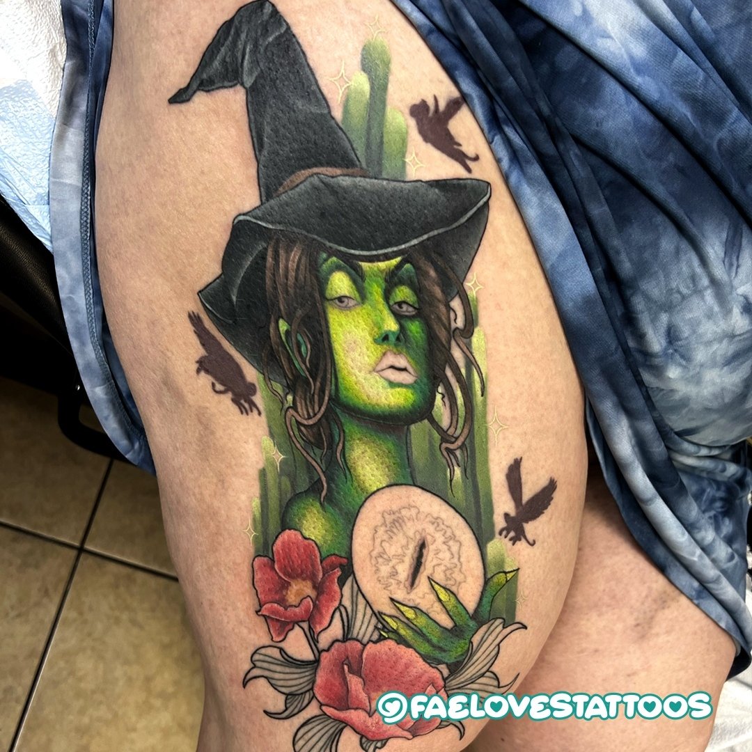 Tatuaje de Bruja en el Muslo