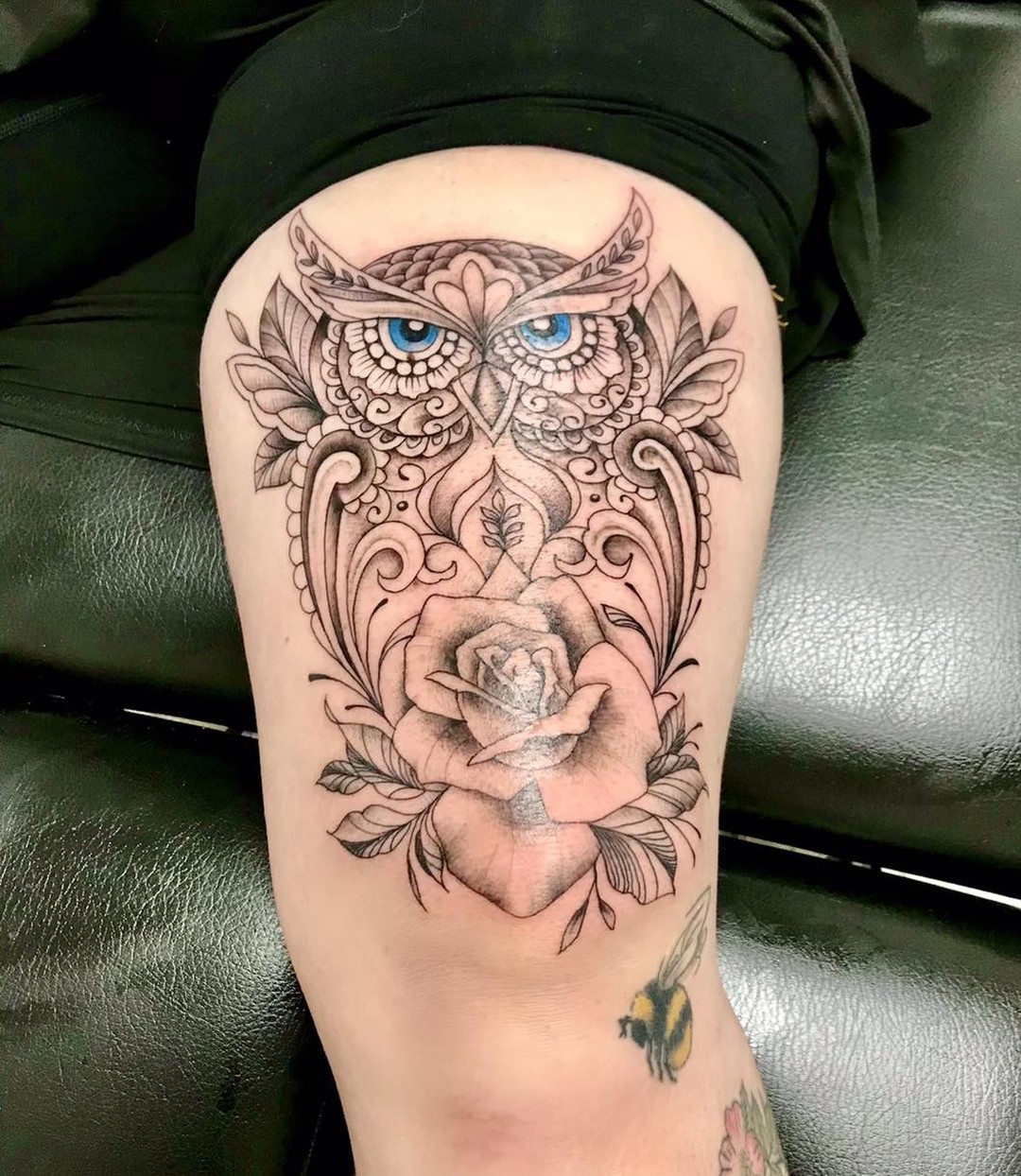 Tatuaje de búho en el muslo
