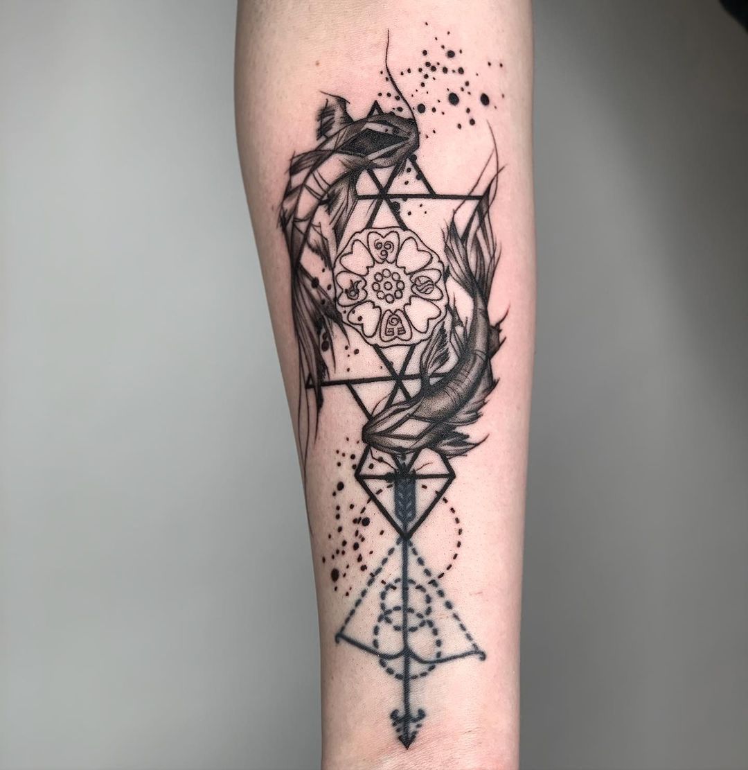 Tatuaje de carpa Koi en el antebrazo.