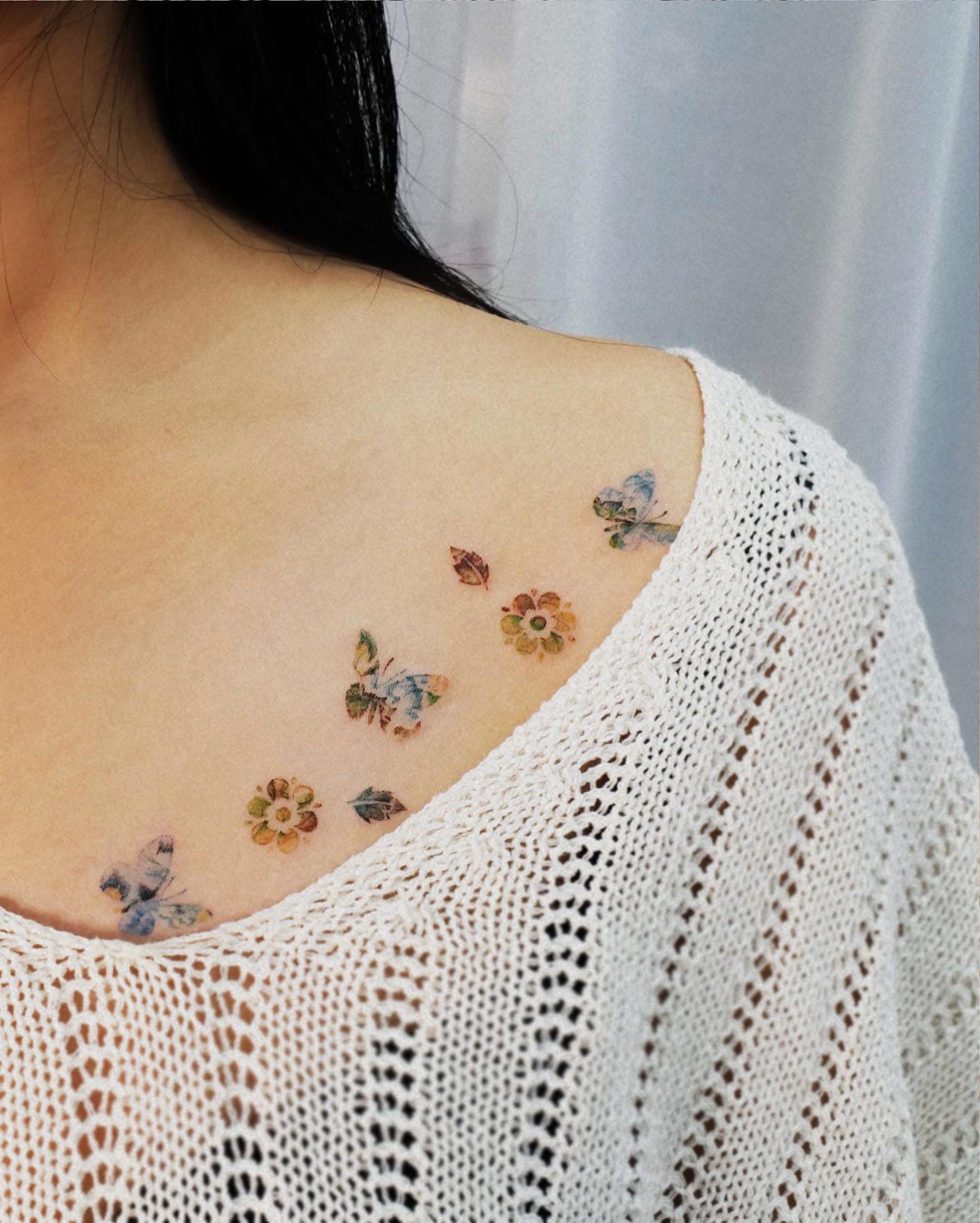 Tatuaje de clavícula impresión colorida.