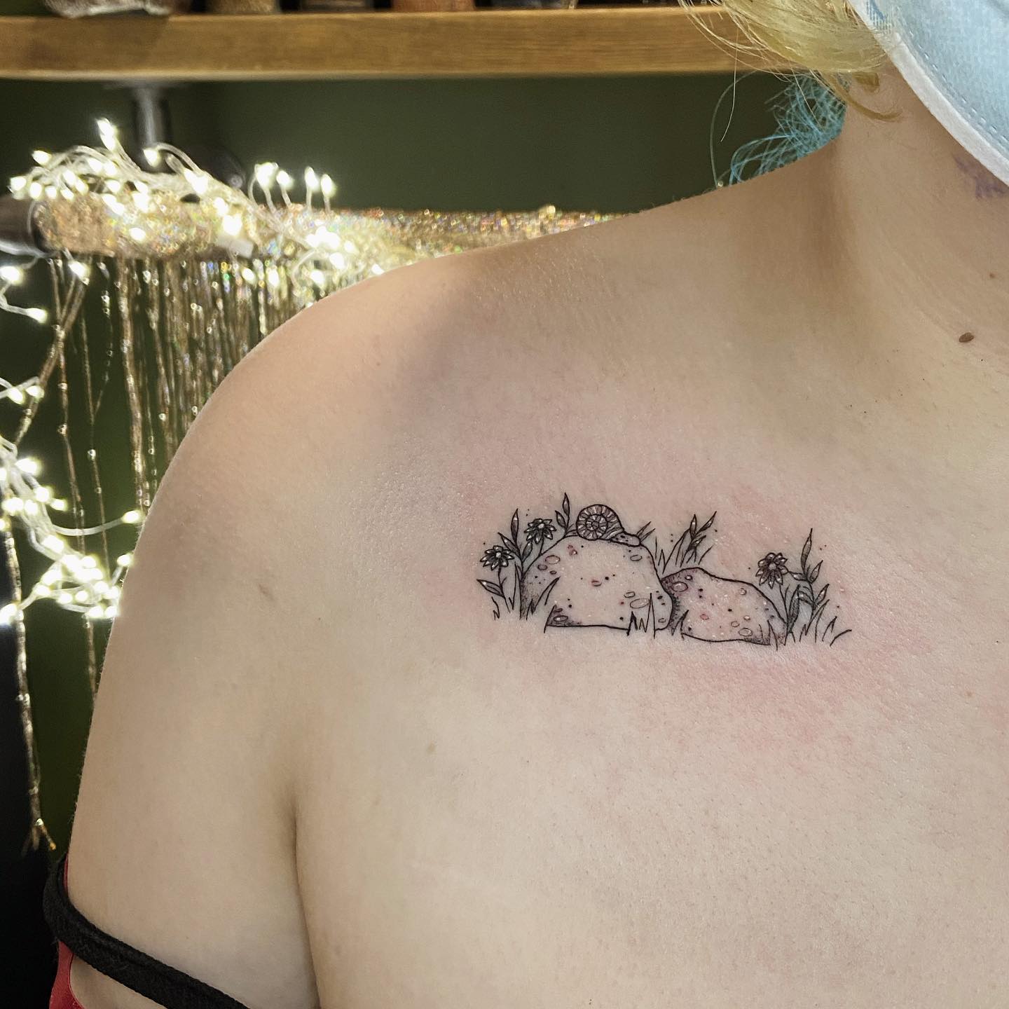 Tatuaje de clavícula inspirado en la naturaleza.