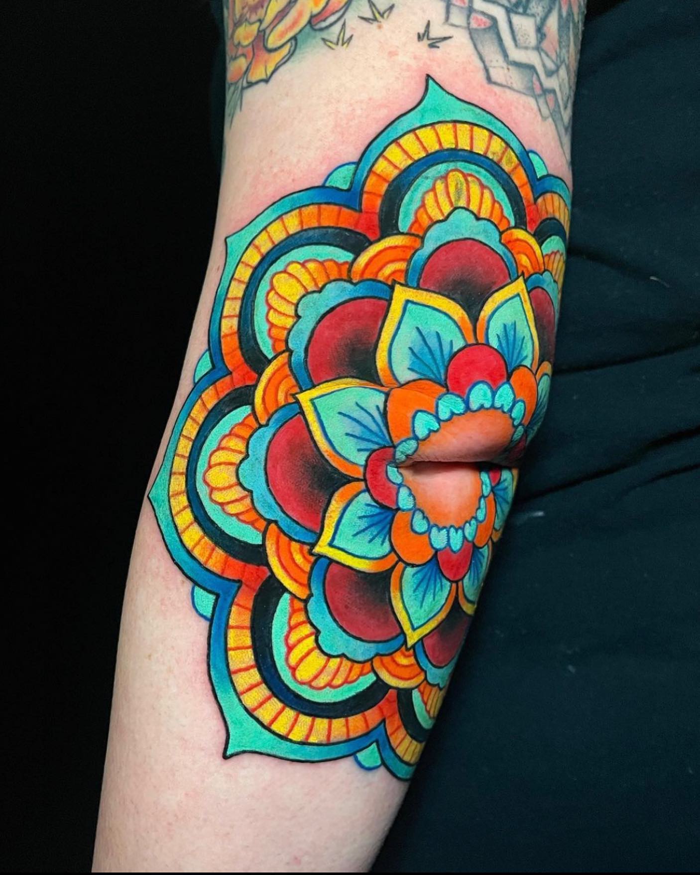 Tatuaje de codo brillante de neón
