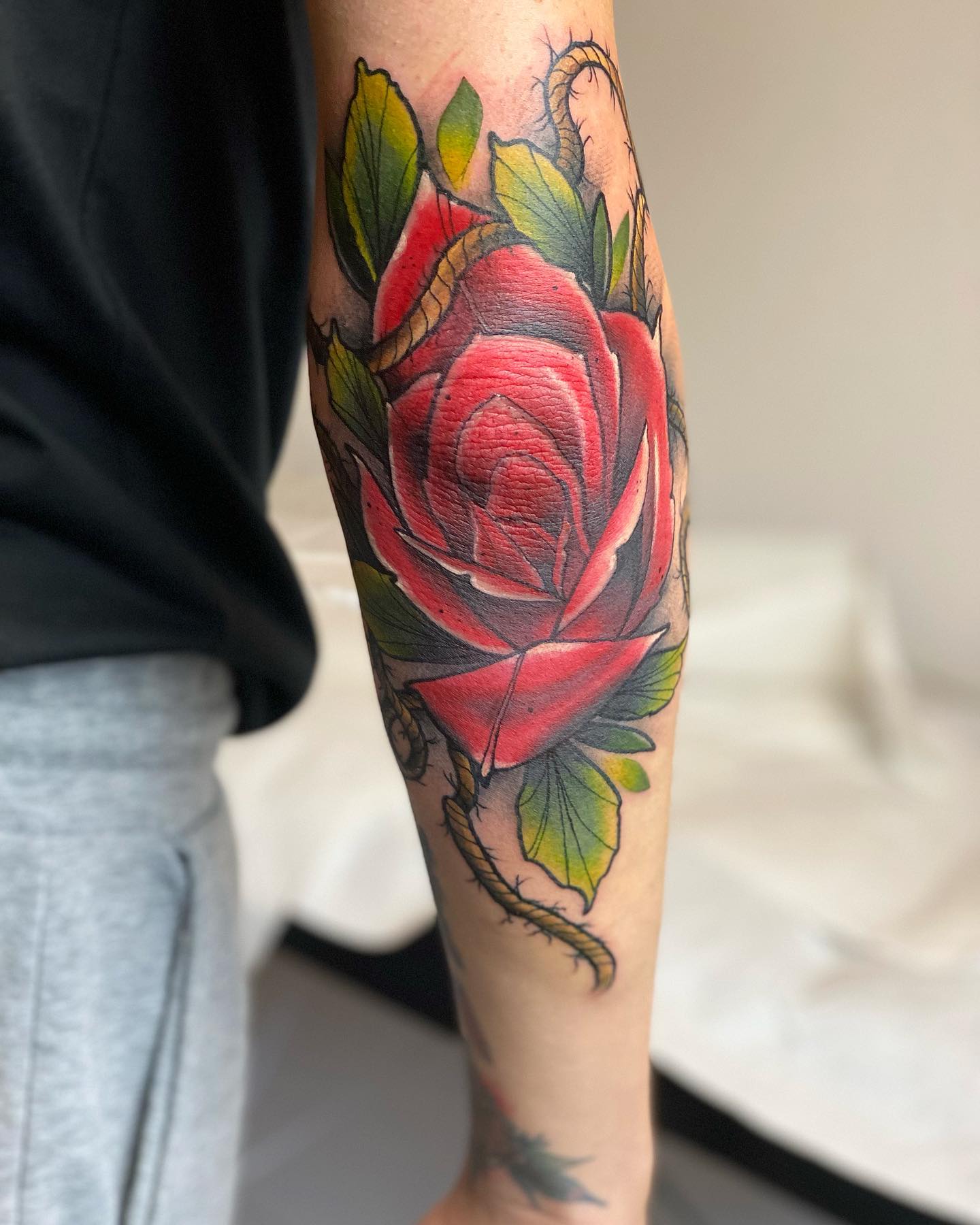 Tatuaje de codo de rosa