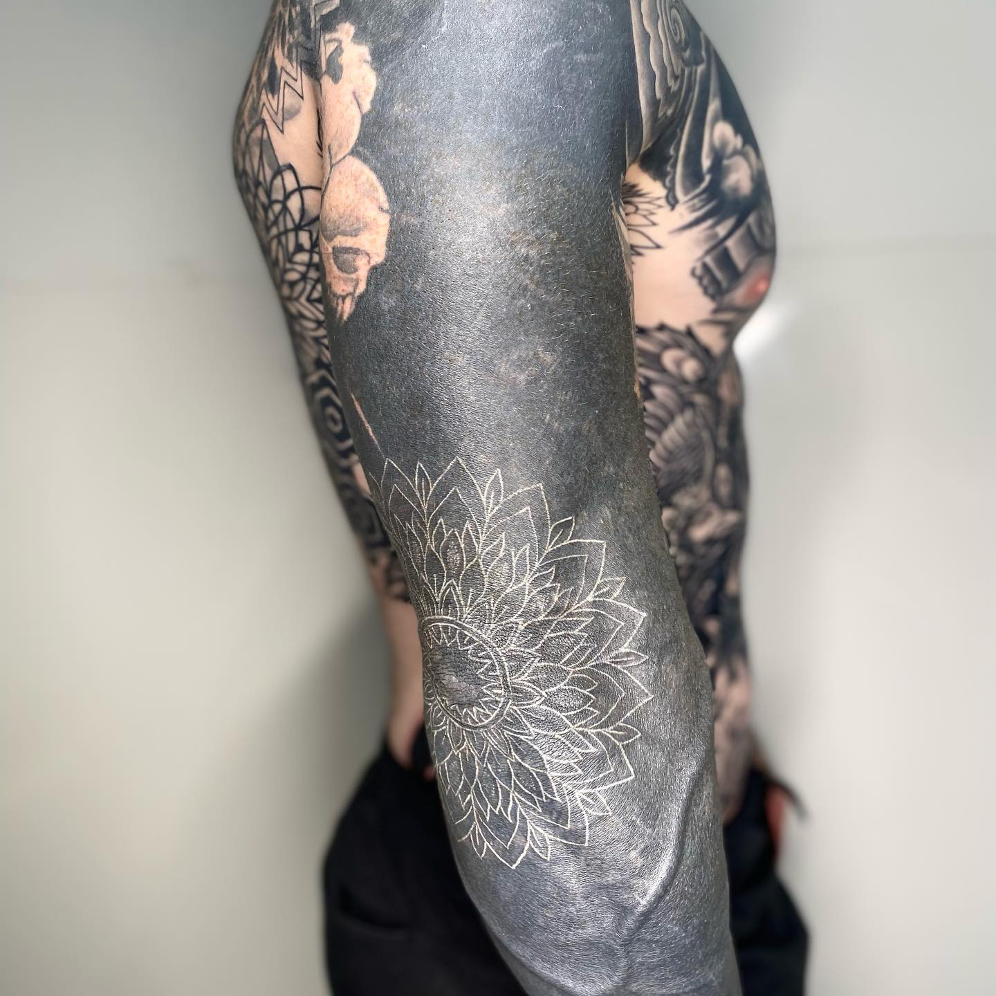 Tatuaje de Codo Desvanecido Negro