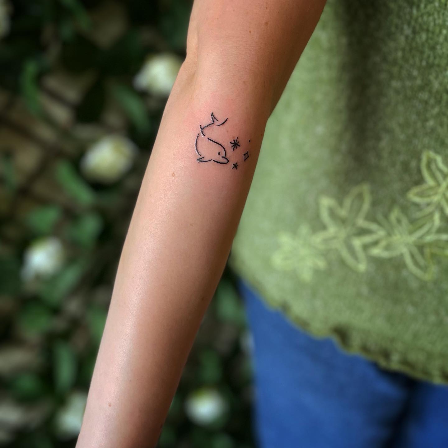 Tatuaje de delfín en antebrazo