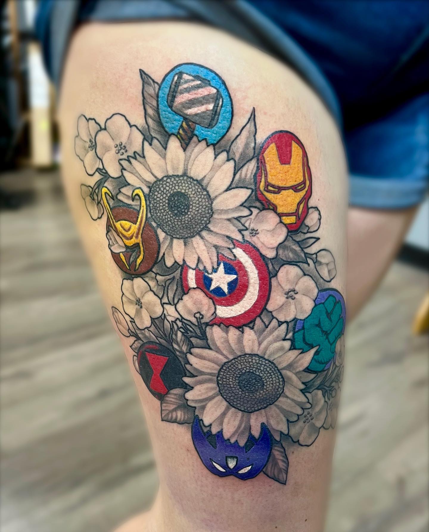 Tatuaje de los Vengadores en el muslo