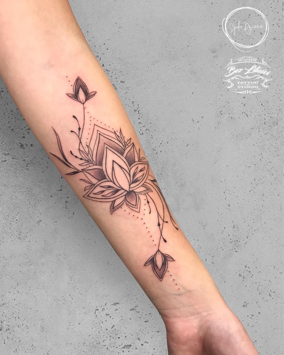 Tatuaje de mandala en el antebrazo