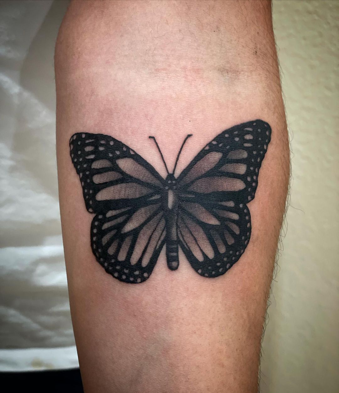 Tatuaje de mariposa en el antebrazo