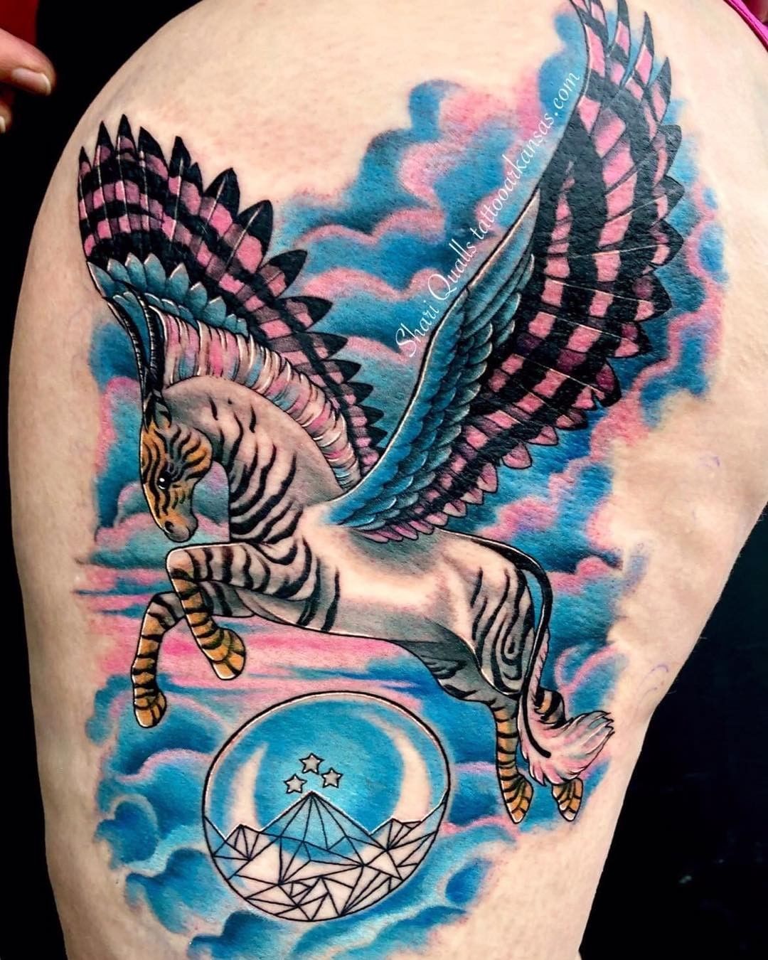 Tatuaje de Muslo de Criatura Mística Brillante