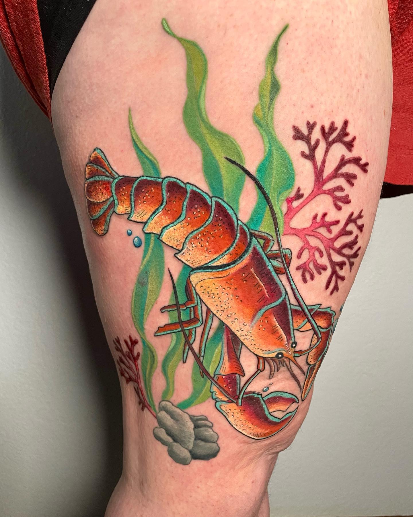 Tatuaje de Muslo de Langosta Colorido
