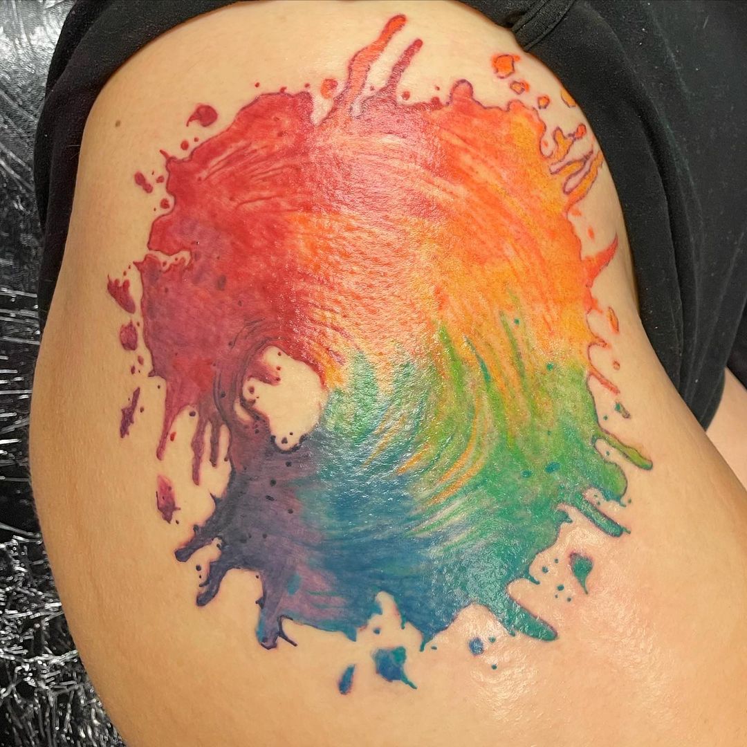 Tatuaje de muslo de onda acuarela