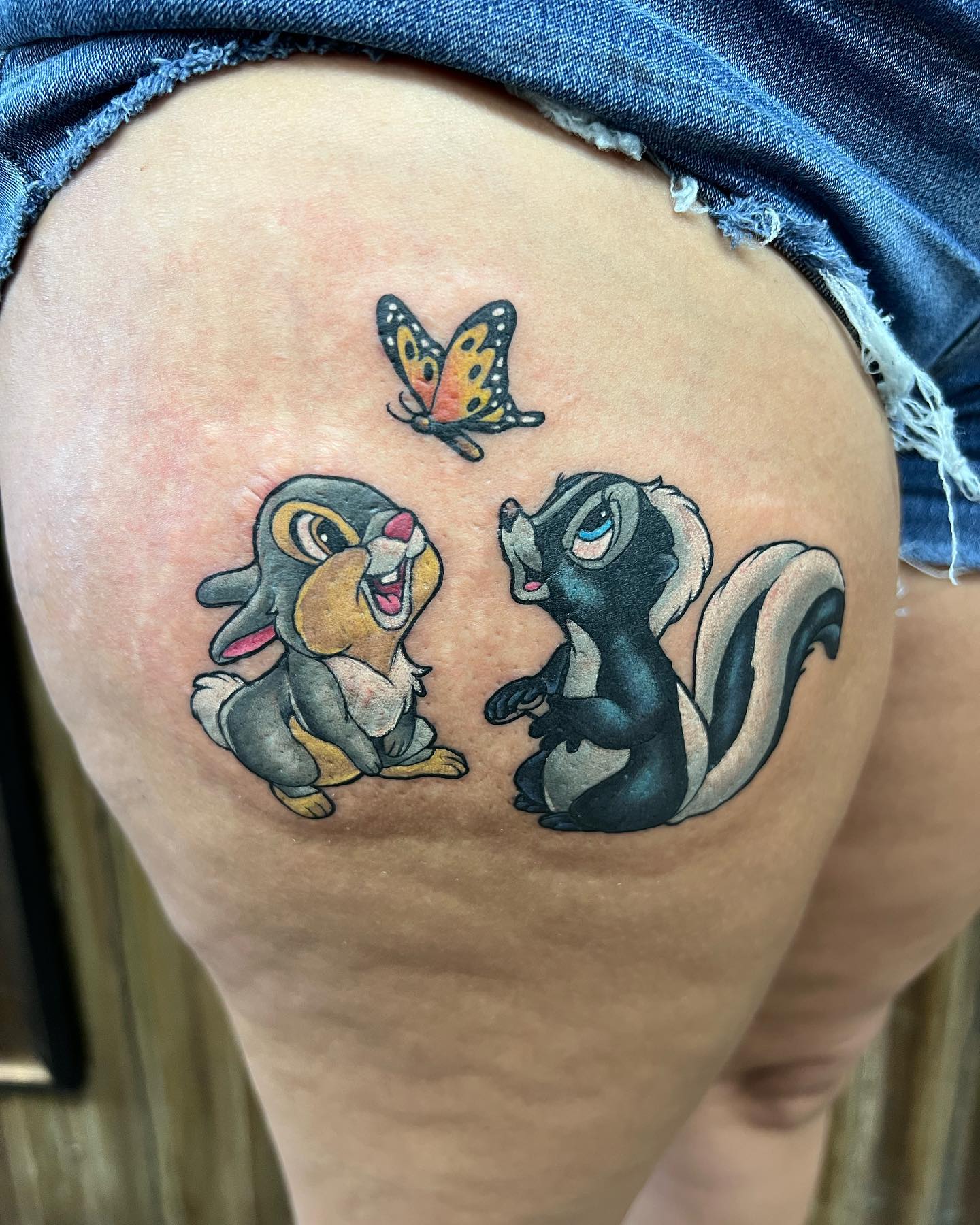 Tatuaje de muslo de pareja linda
