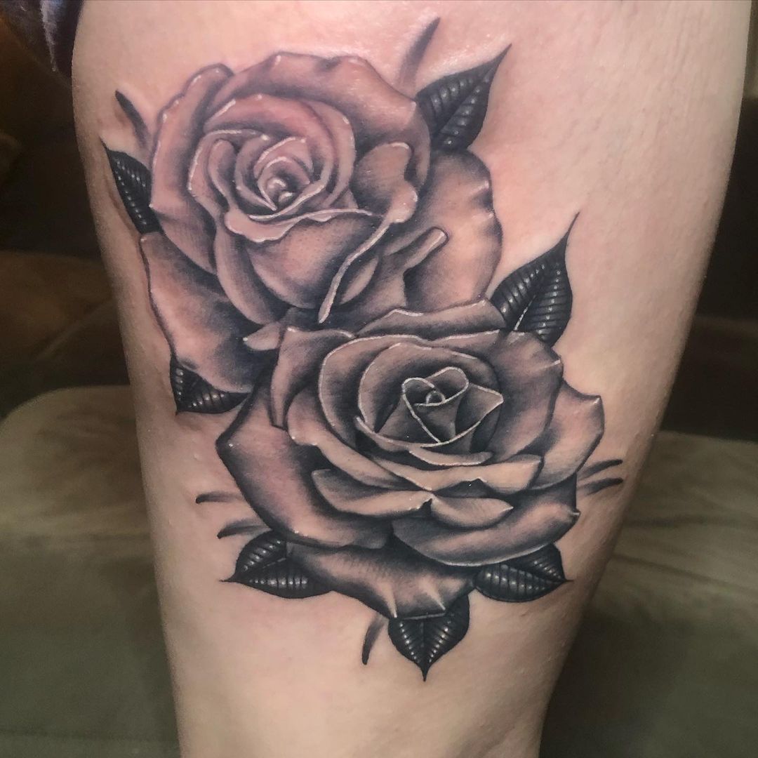 Tatuaje de muslo de rosa negra