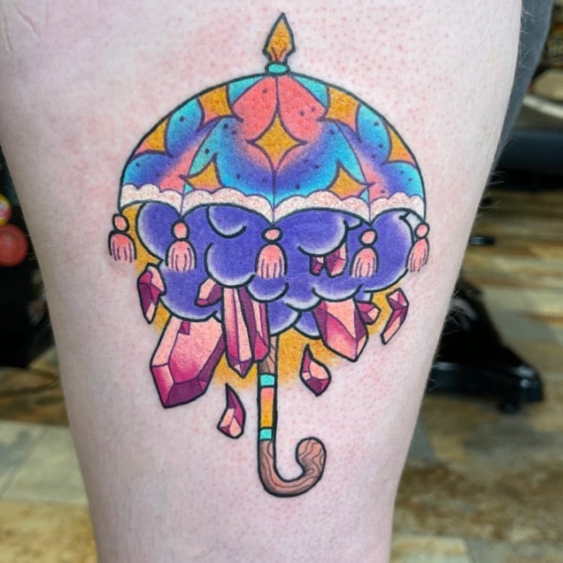 Tatuaje de muslo de una nube linda con sombrilla