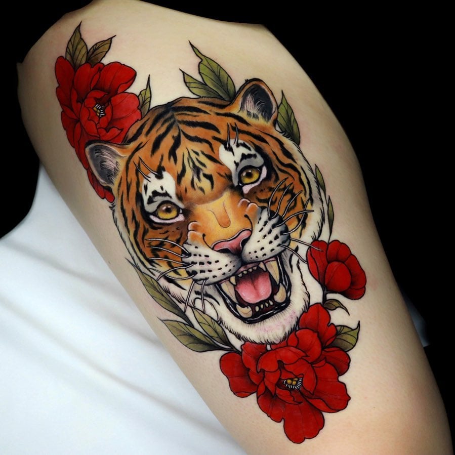 Tatuaje de tigre en el muslo