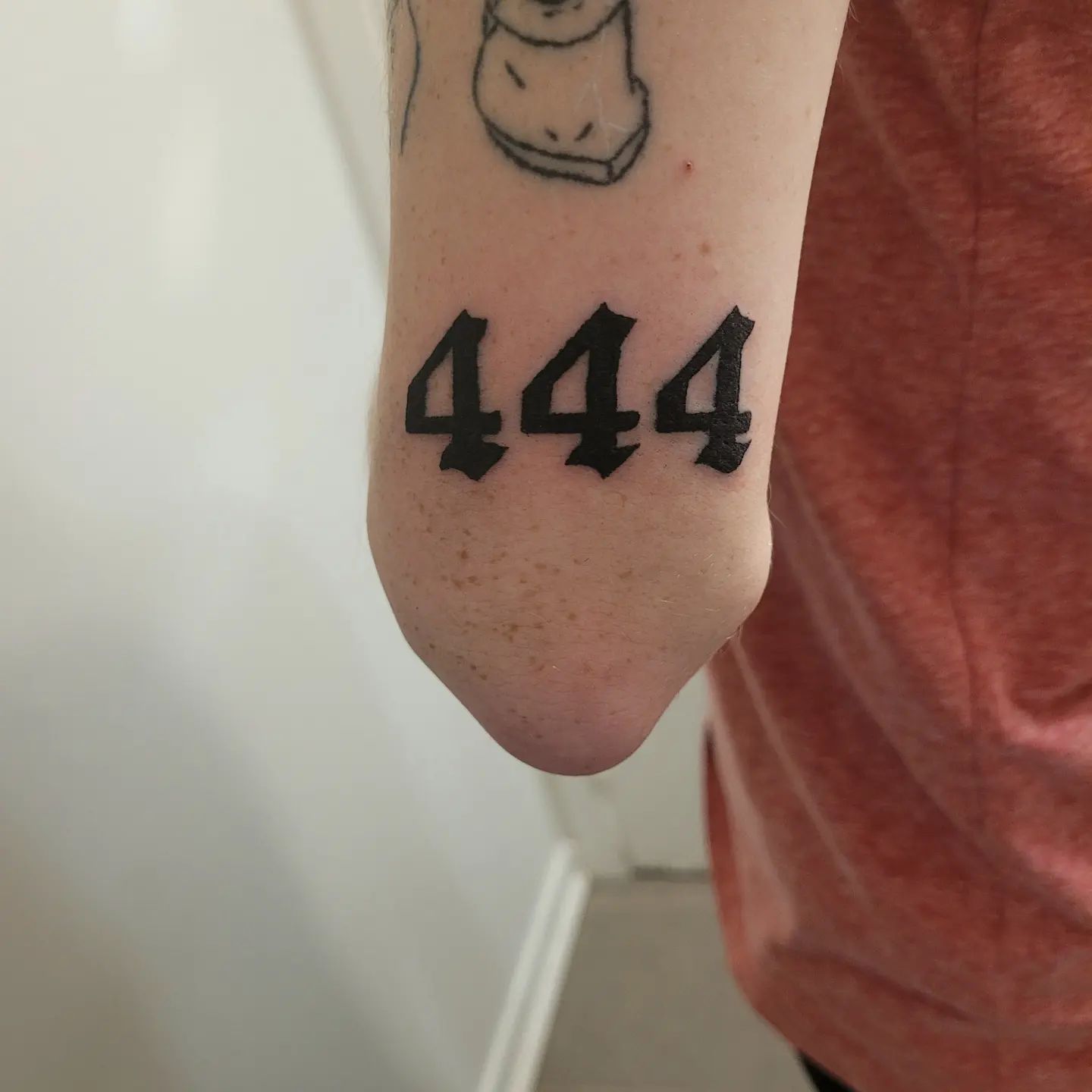 Tatuaje de tinta negra