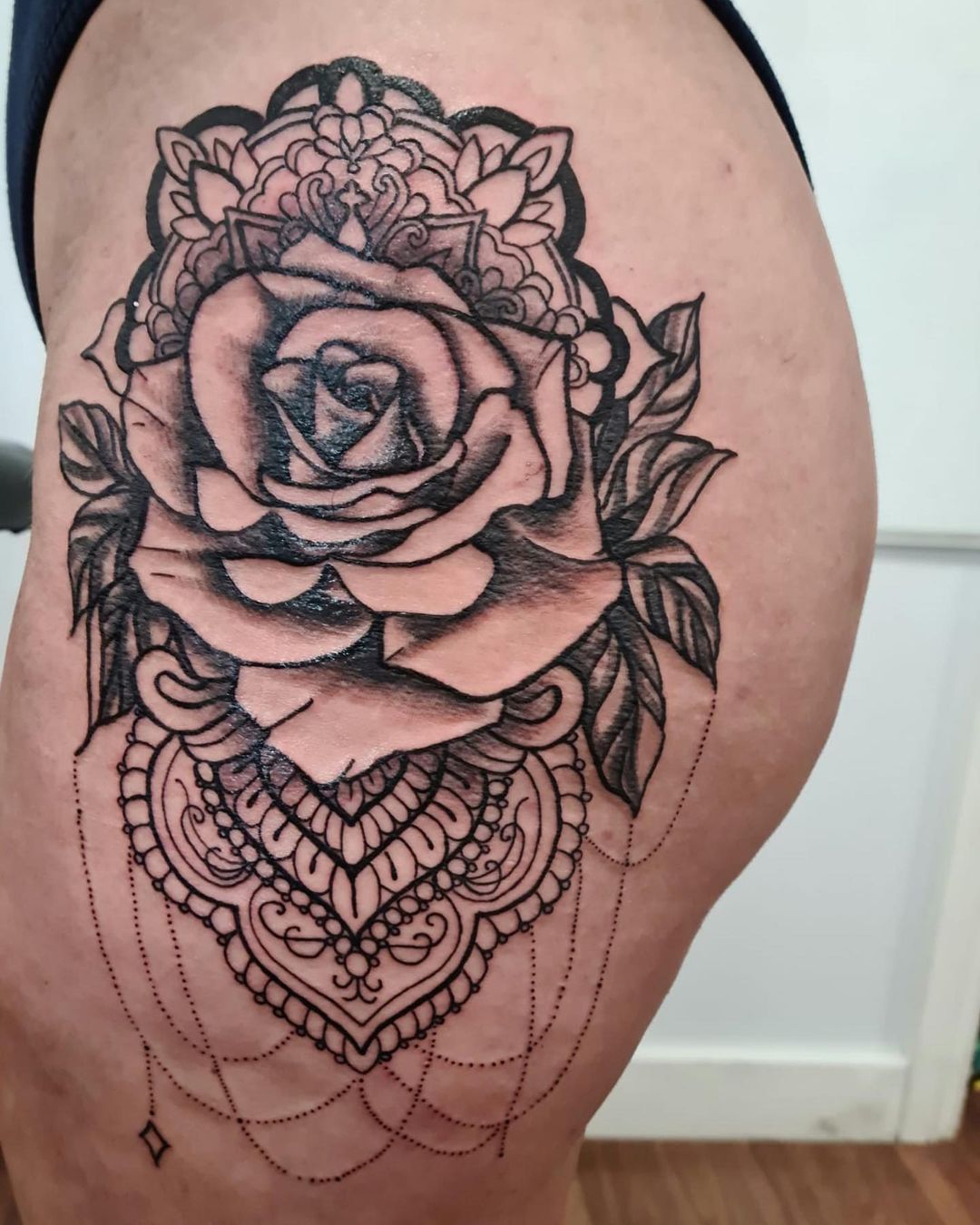 Tatuaje de tinta negra en el muslo