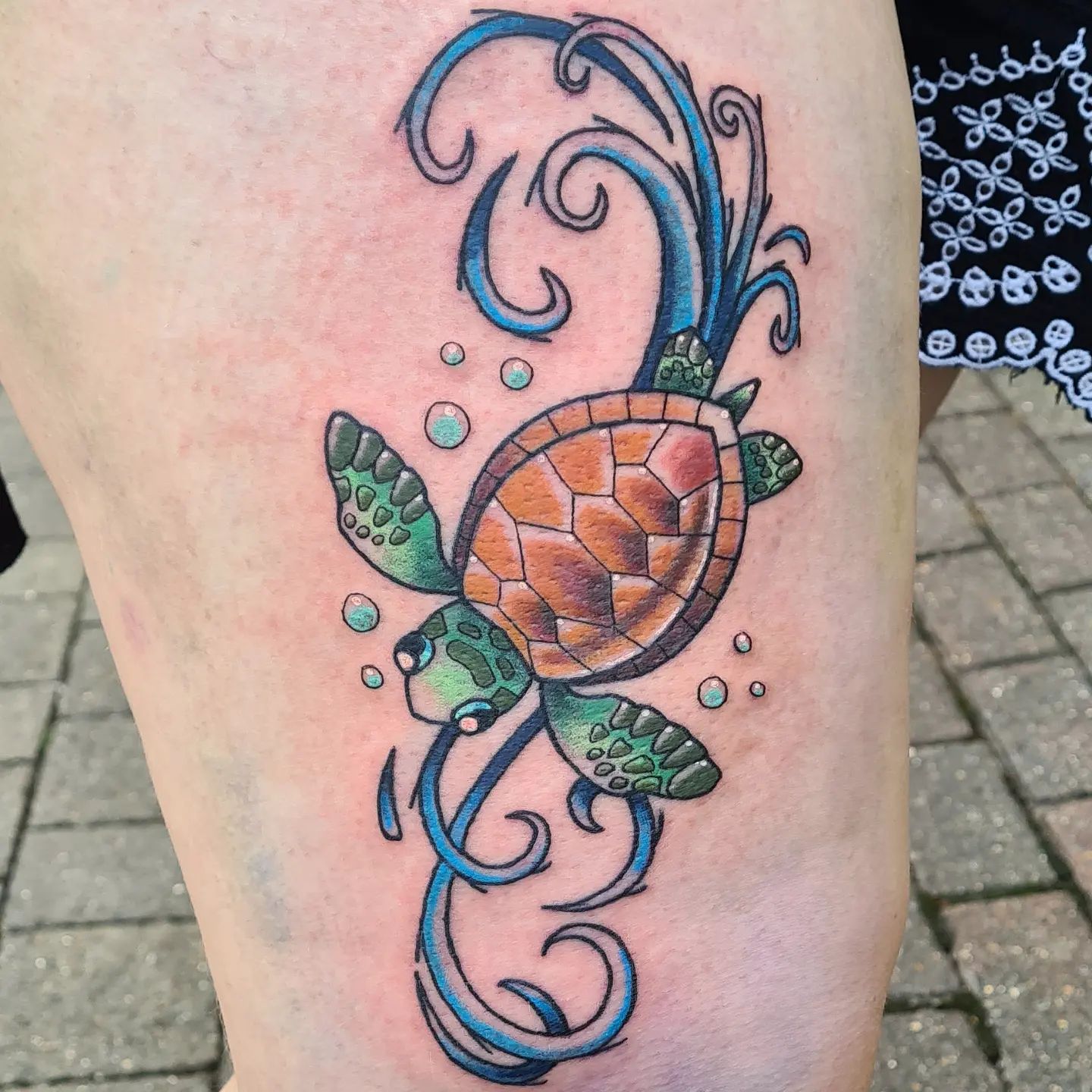 Tatuaje de tortuga en el muslo