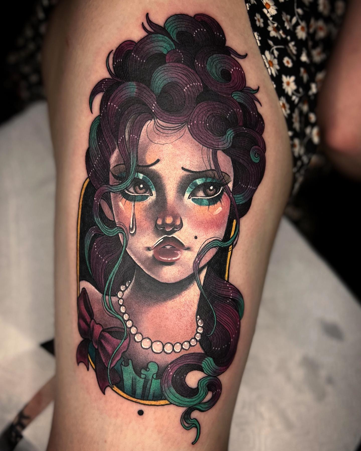 Tatuaje detallado en el muslo.