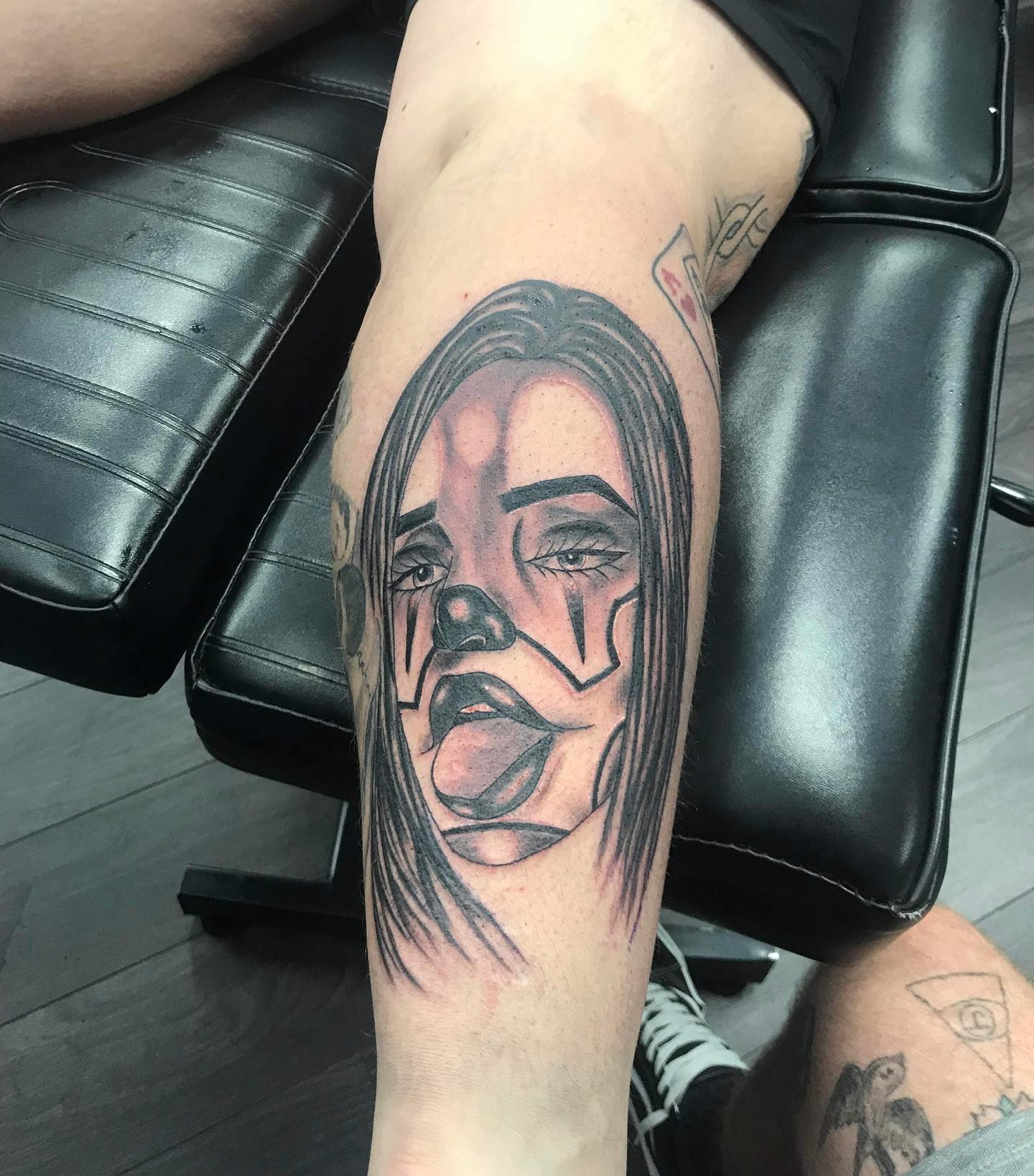 Tatuaje en la pierna con diseño chicano