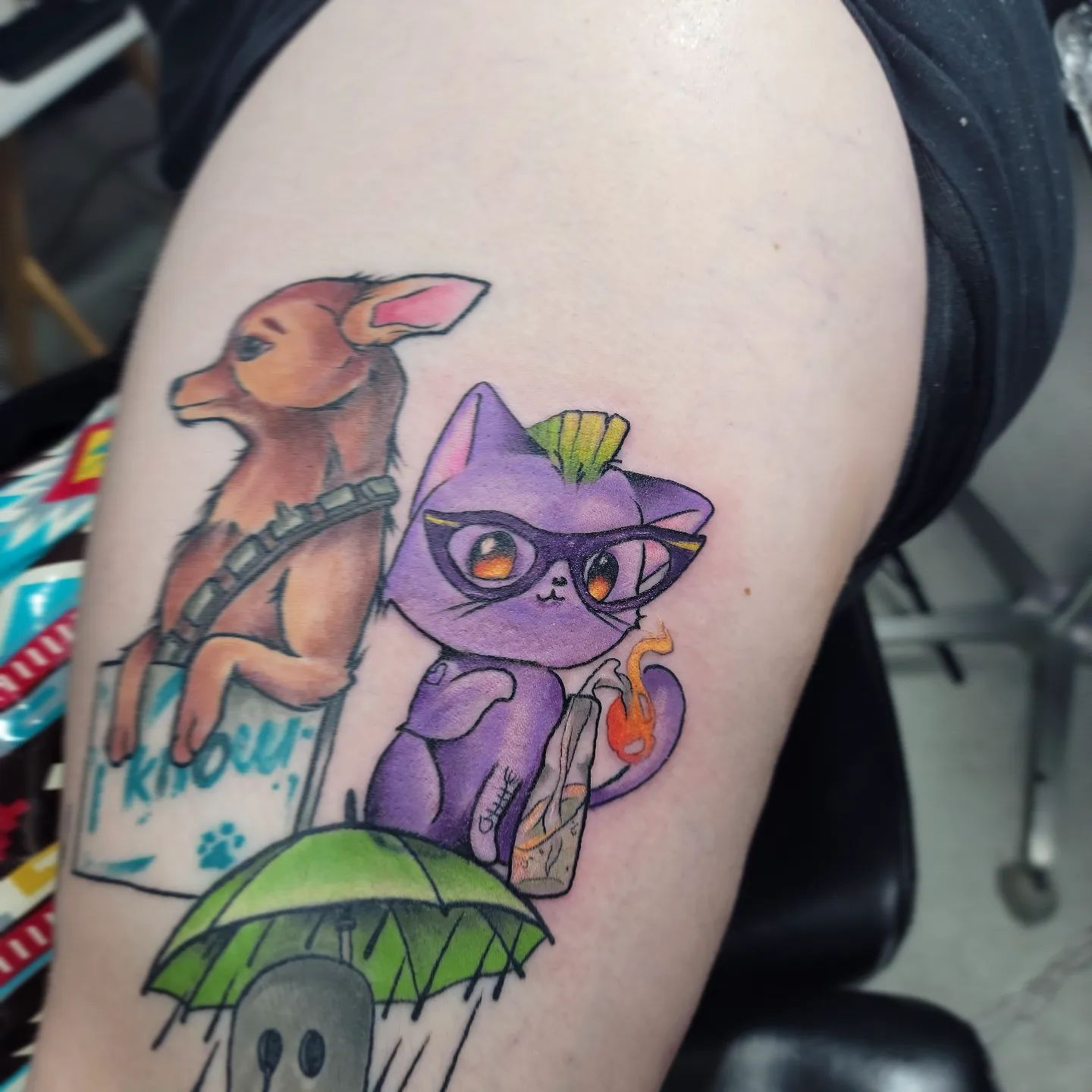 Tatuaje lindo de gato en el muslo