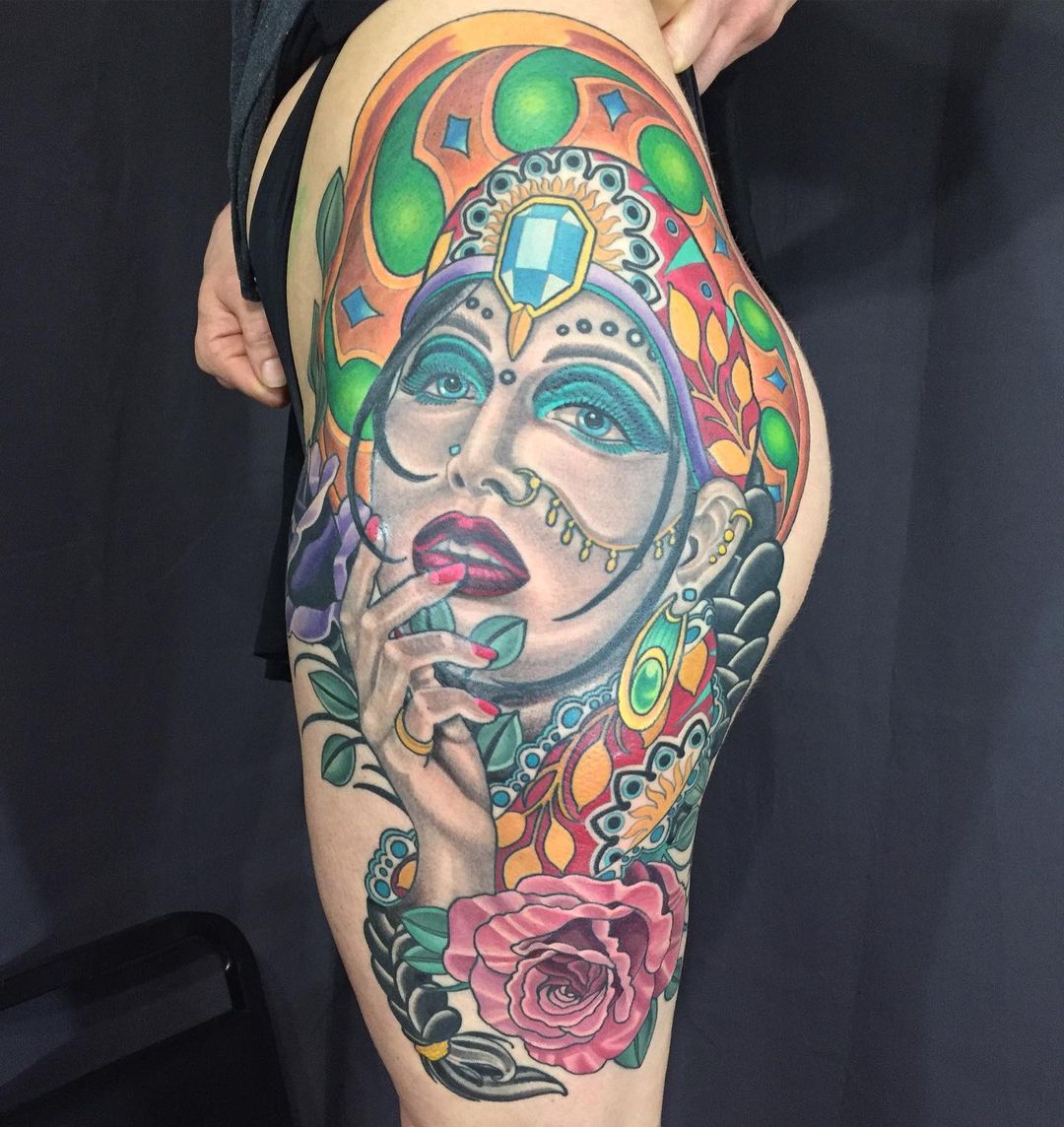 Tatuaje mágico en el muslo para mujeres.