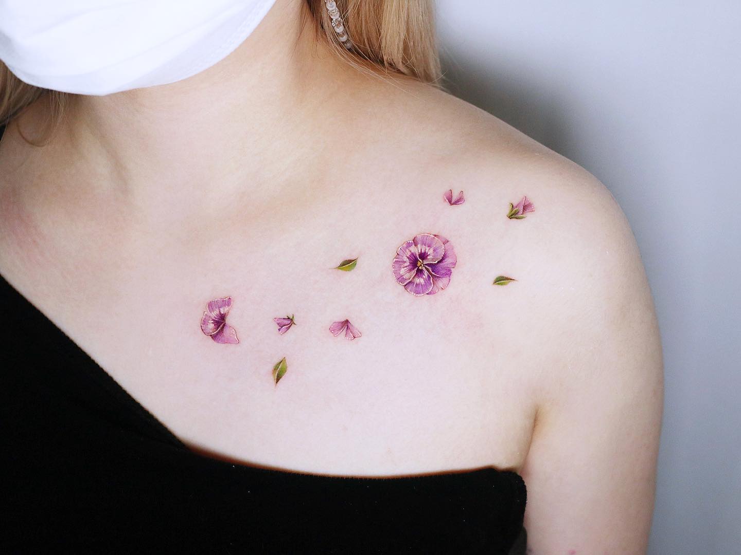 Tatuaje pequeño en la clavícula