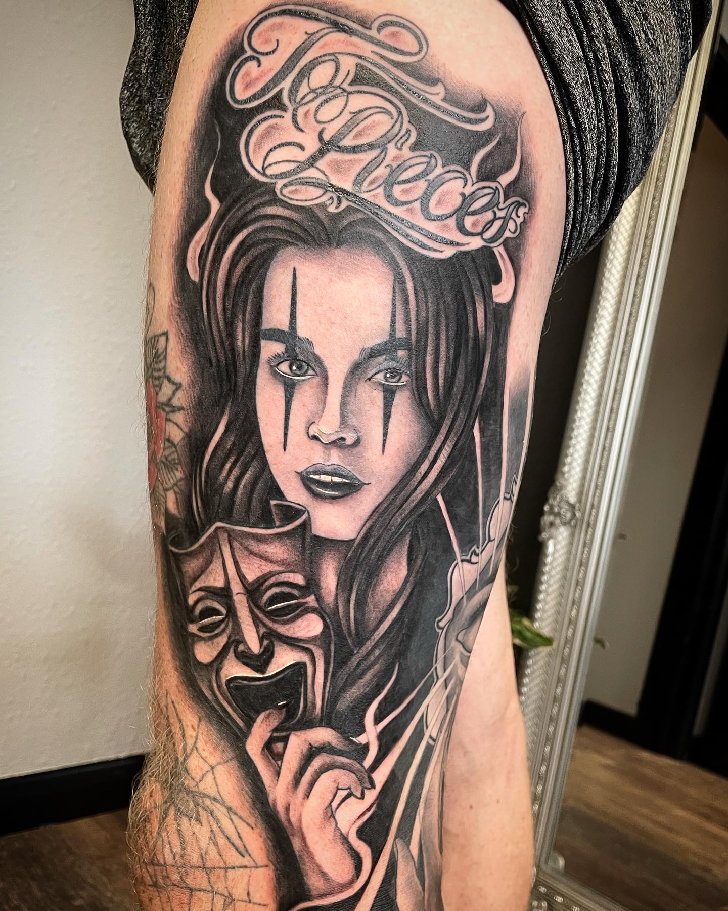 Tinta de tatuaje de Chicano con muslos grandes.
