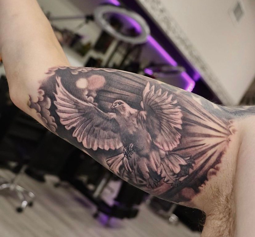 Bíceps Tatuaje de Paloma.