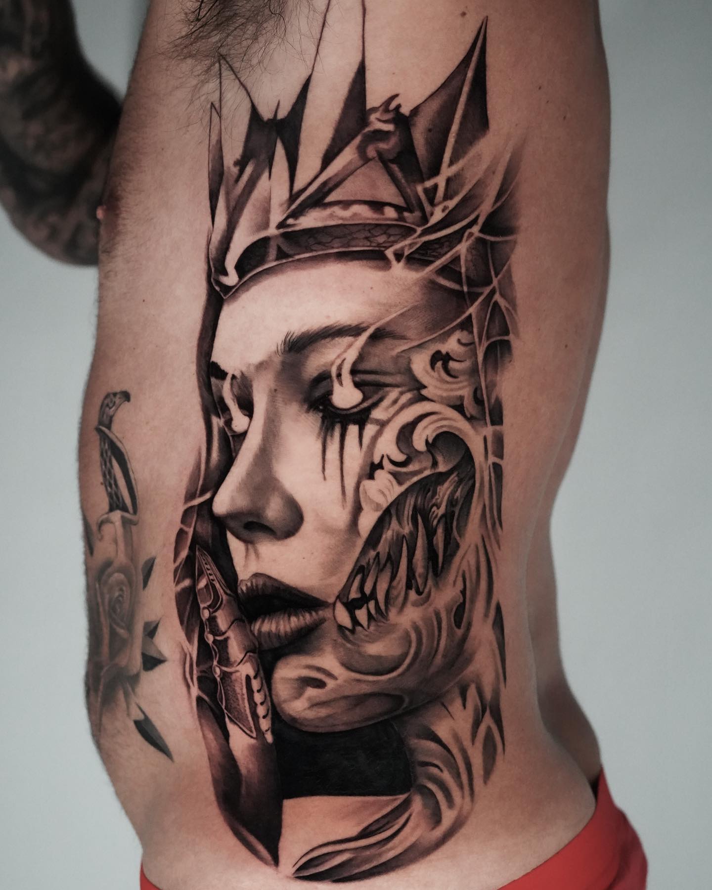 Chica retrato tatuaje en las costillas.
