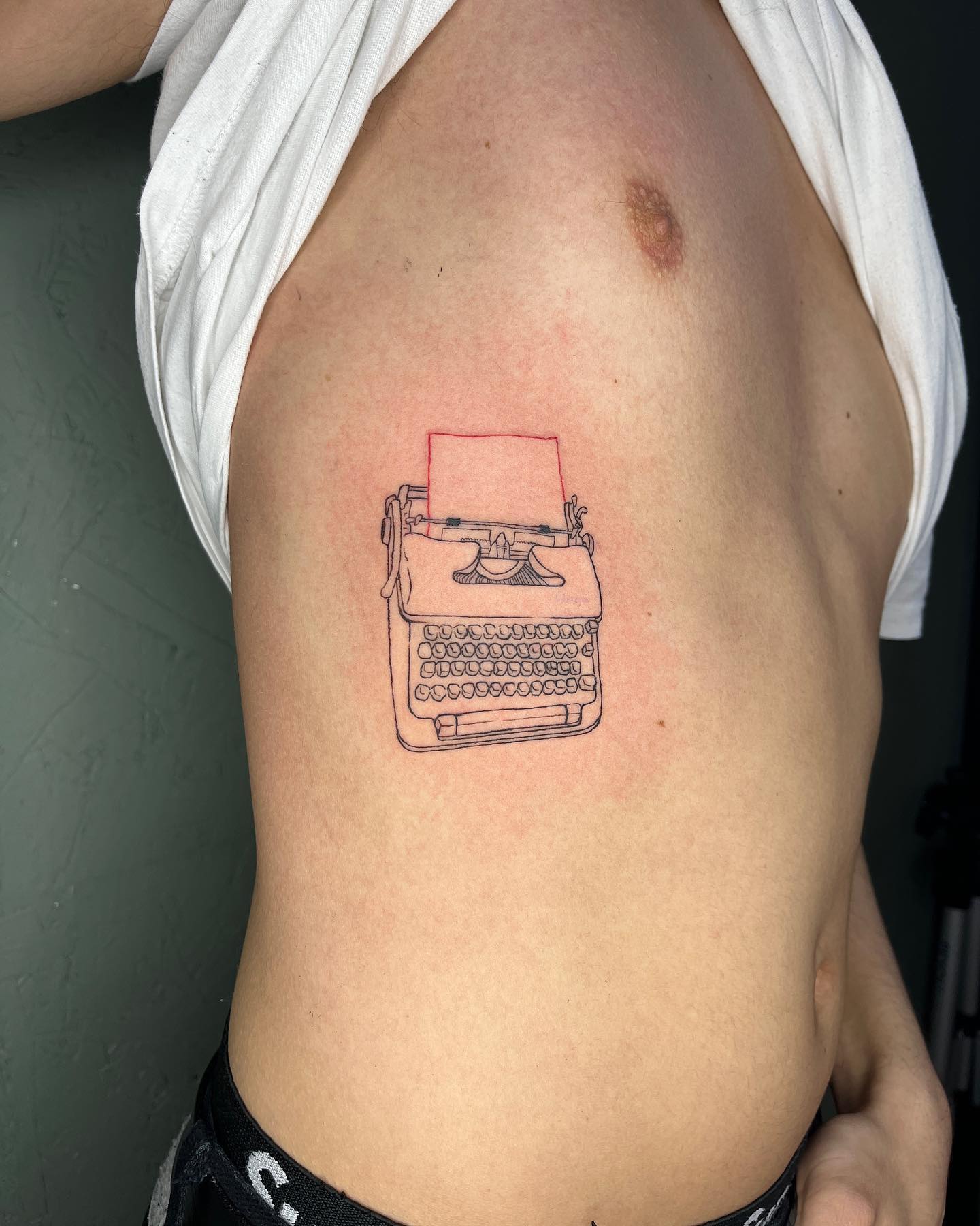 Diseño creativo de tatuaje en las costillas
