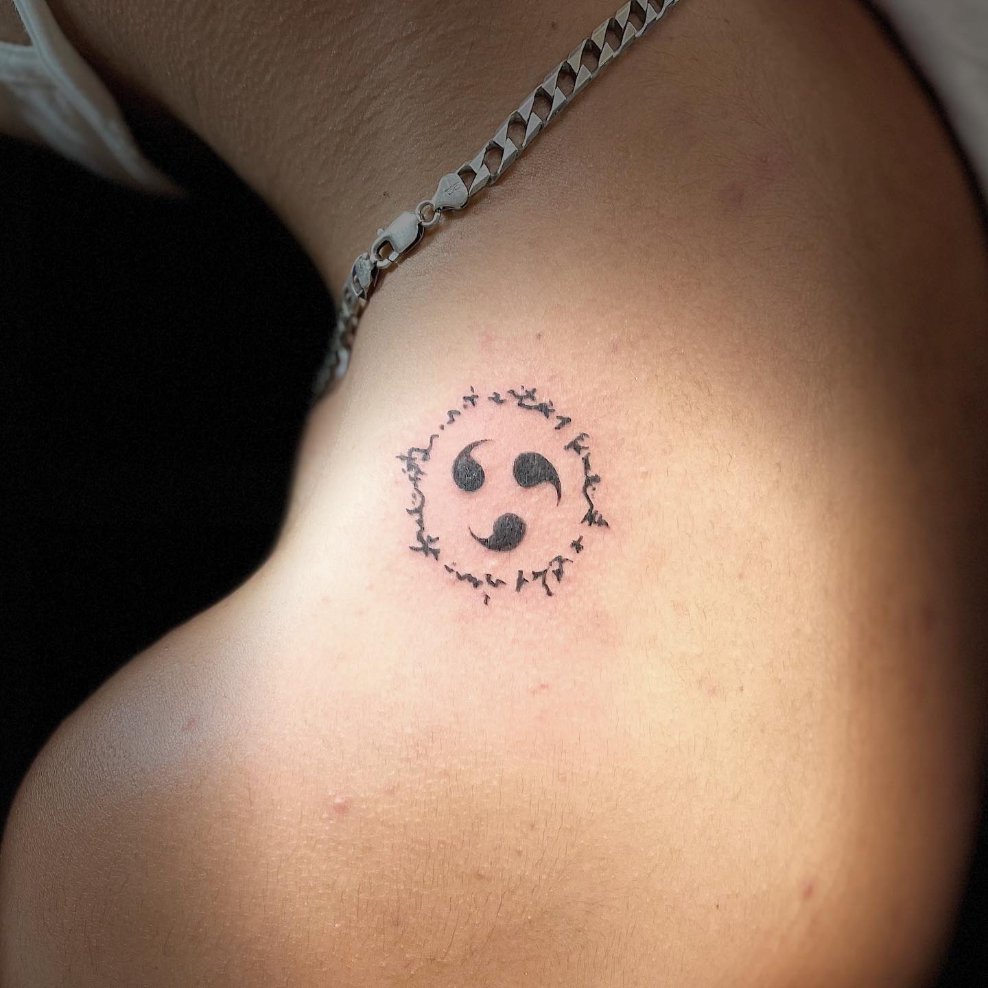 Diseño de tatuaje mini marca maldición